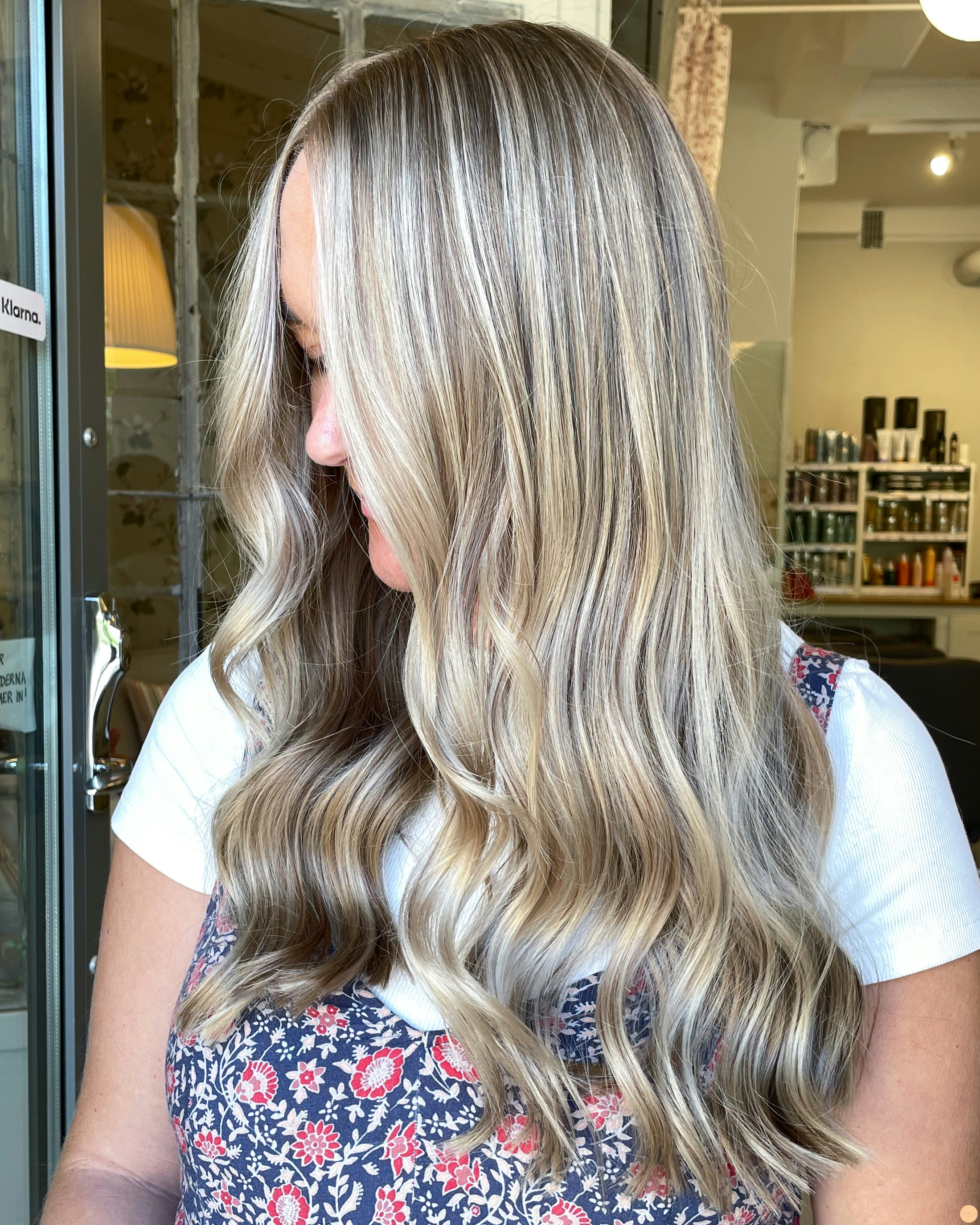 Beige blond hårfärg med ljusa slingor och lowlights