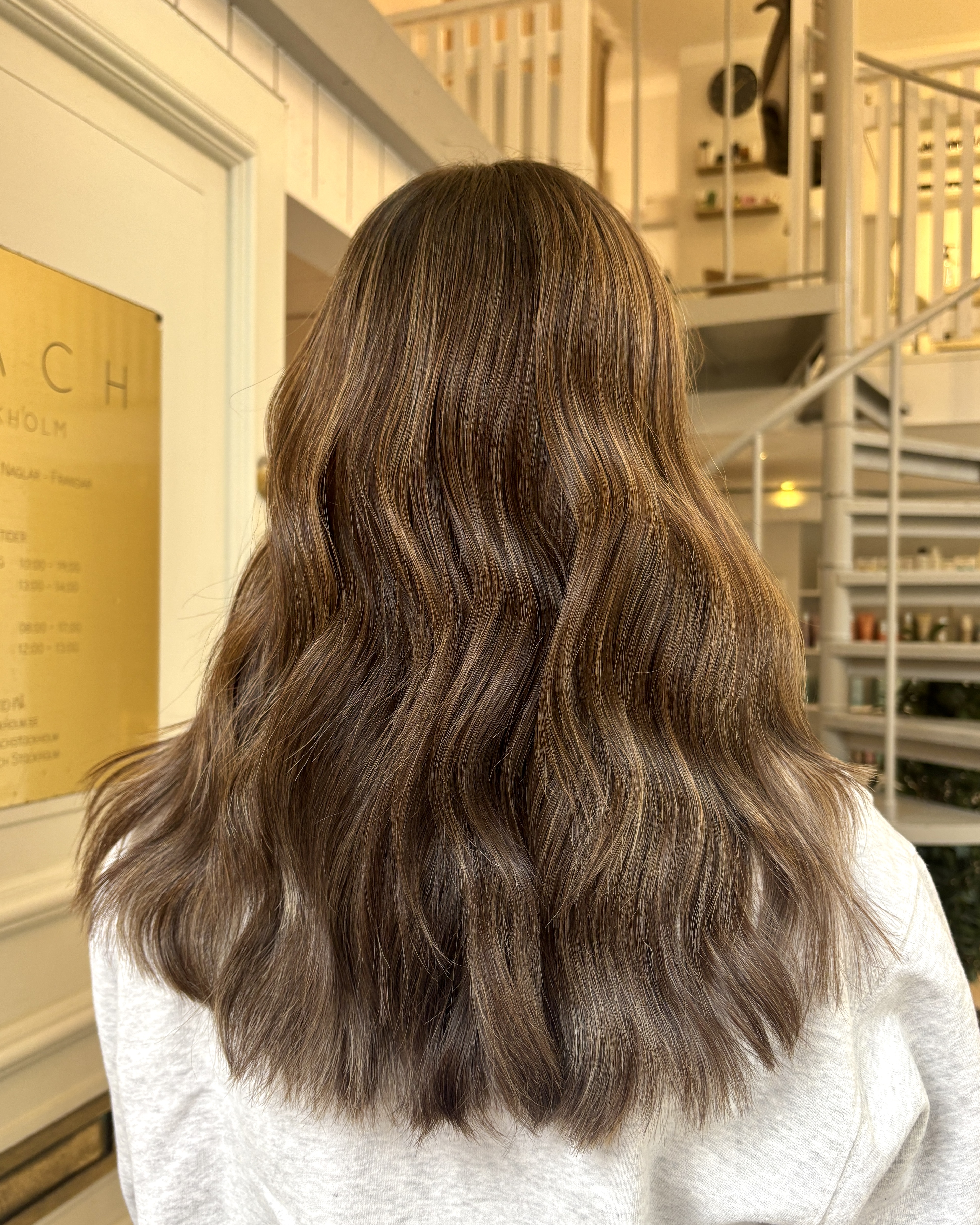 Varma slingor i brunt hår