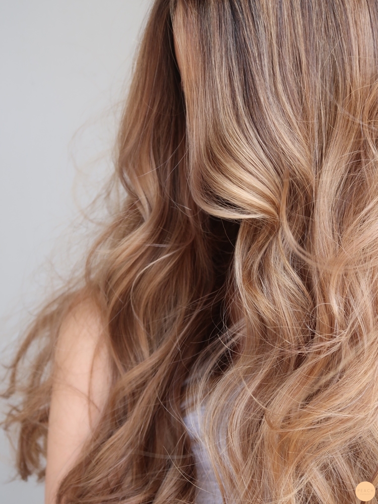 Krämig blond balayage ljusa slingor