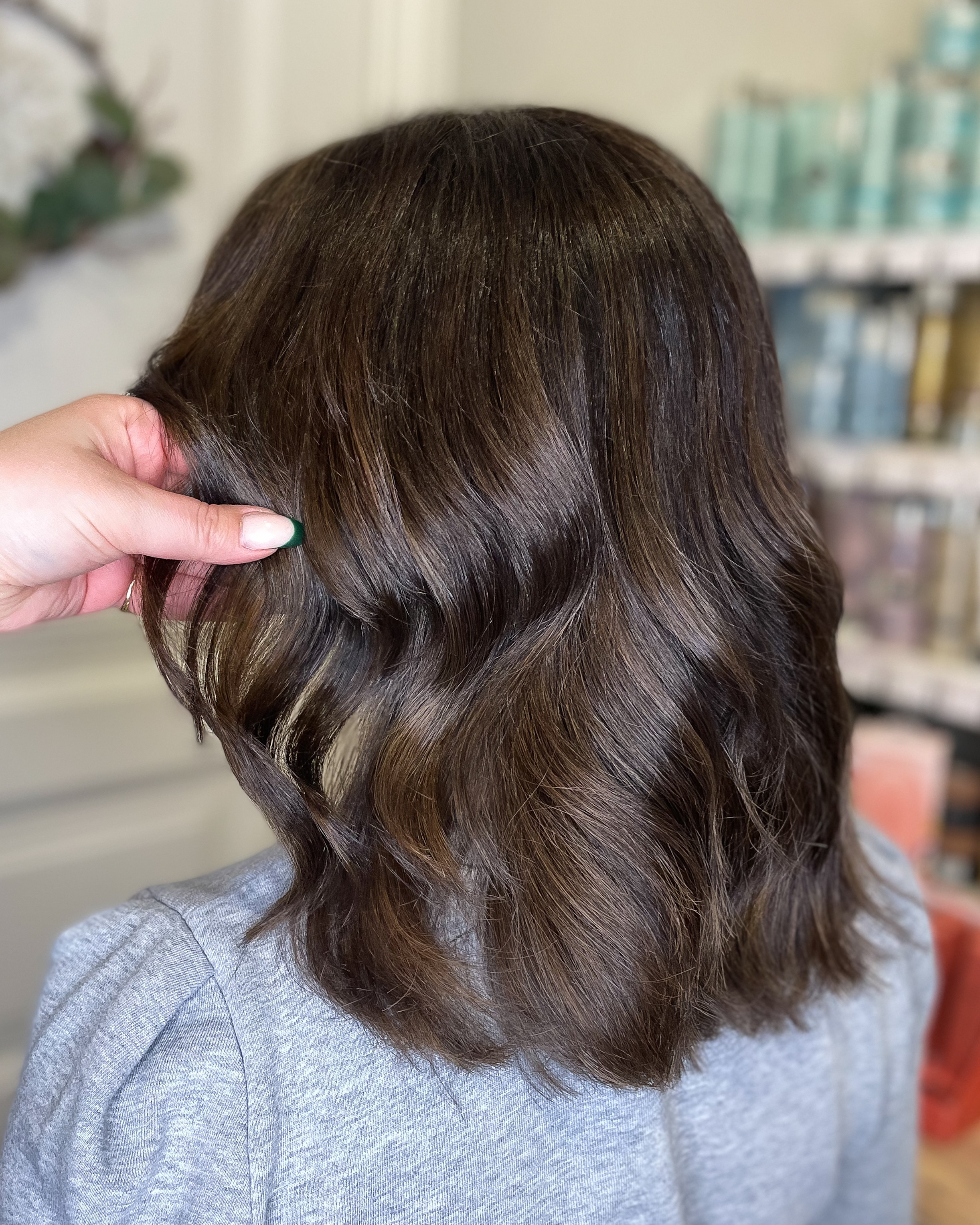 Ljusbruna slingor i mörkt hår