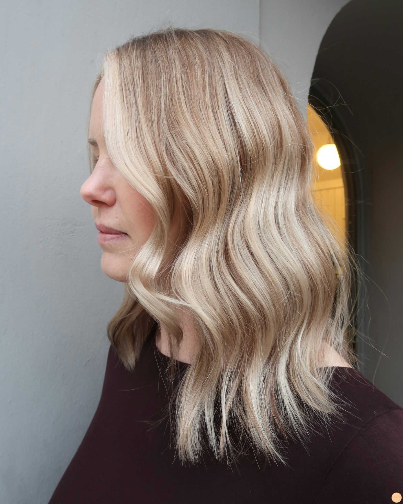 Blond balayage med ljusa och mörka slingor