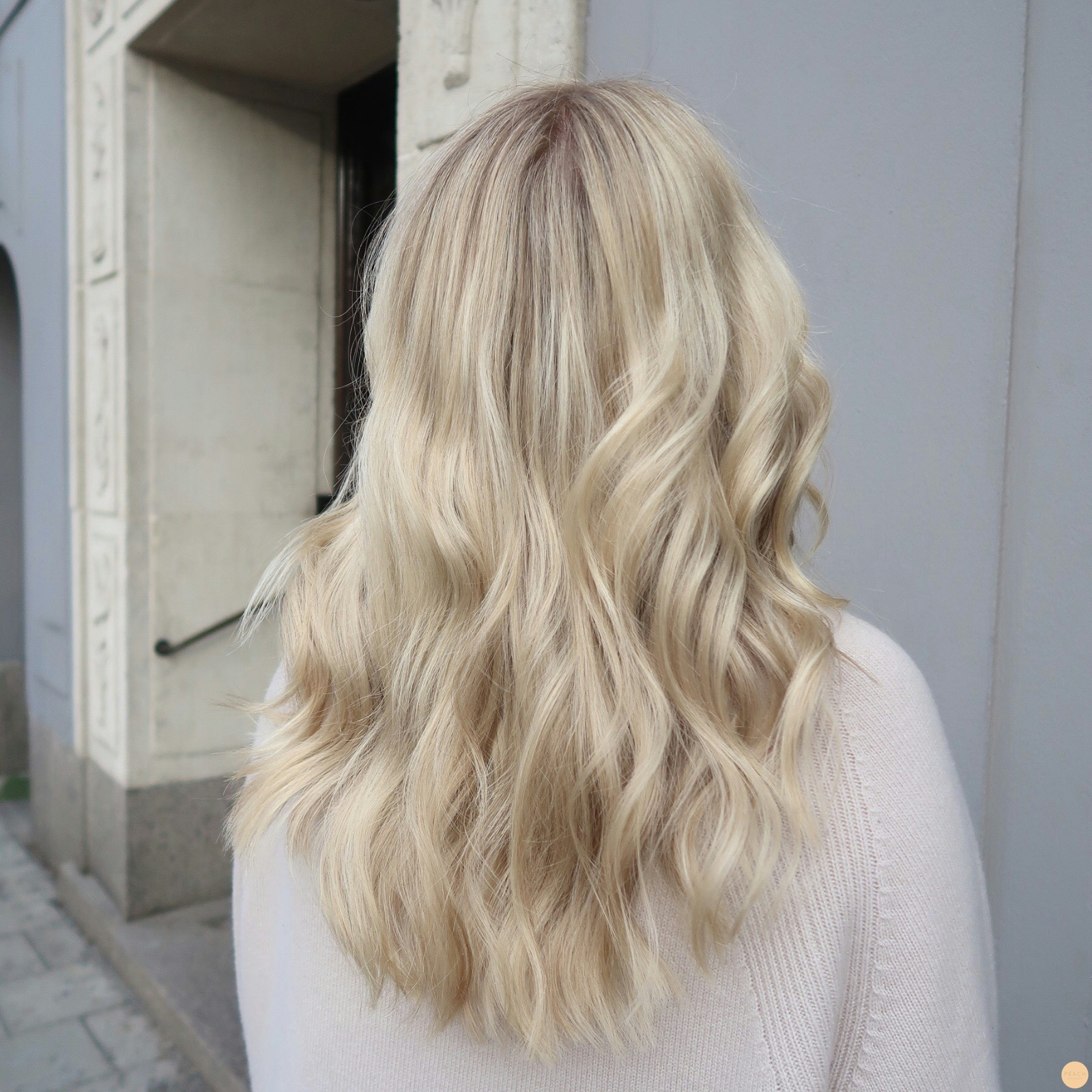 Blonda slingor med en sval nyansering