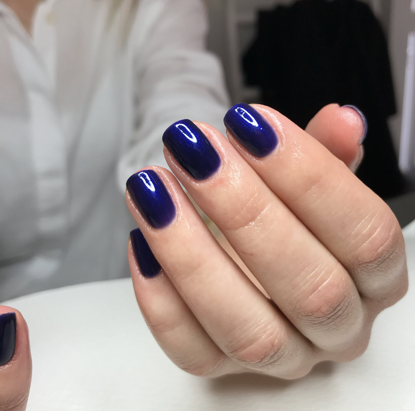 Blåa naglar gellack