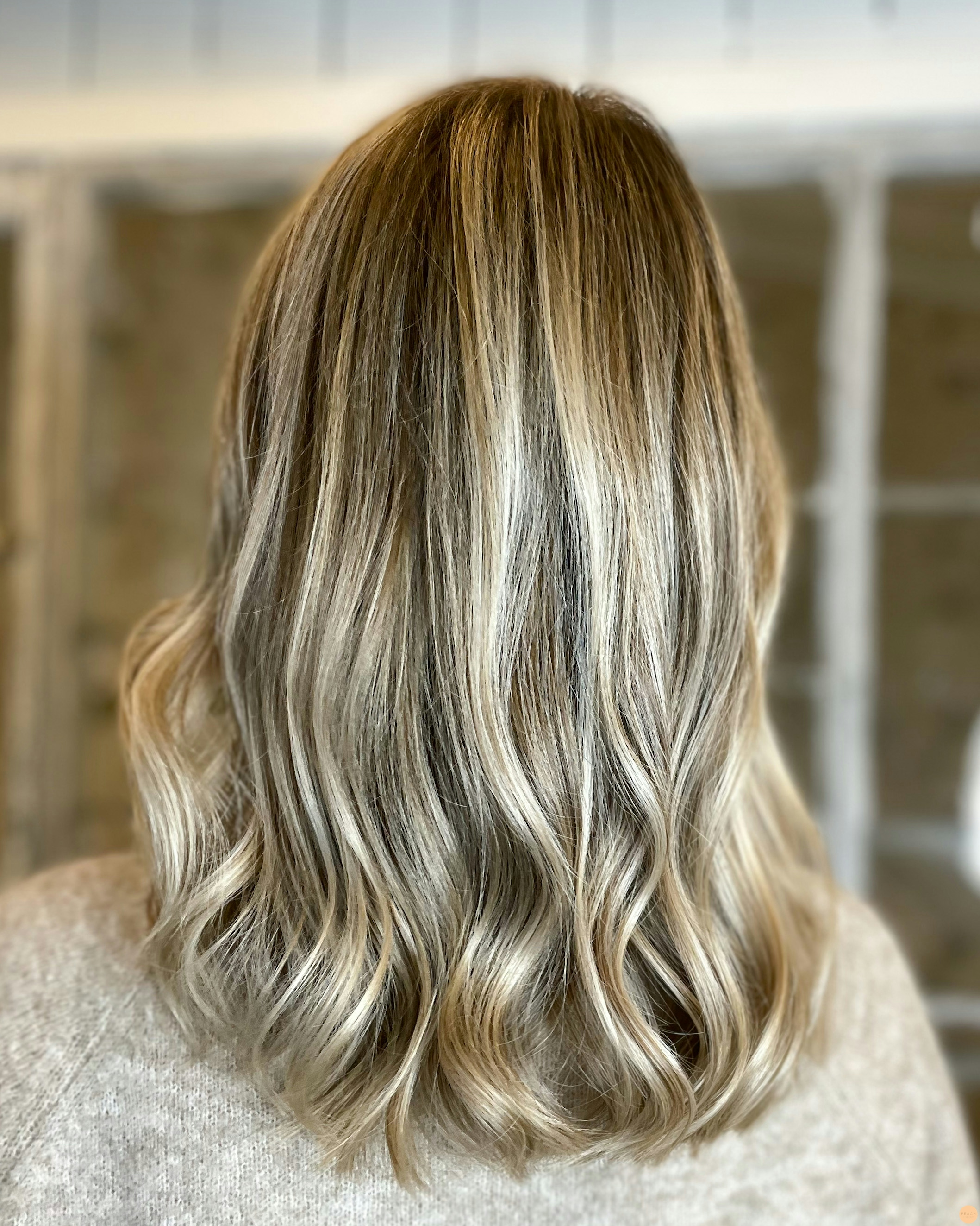Kall beige blond hårfärg med balayage i folie