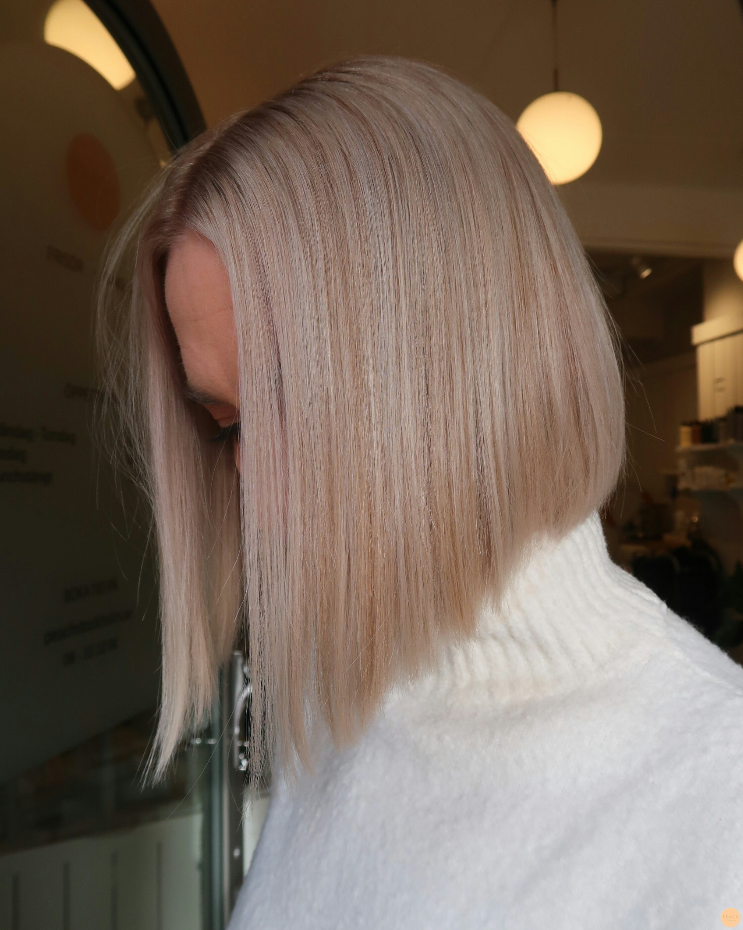 Beige blond hårfärg med page klippning