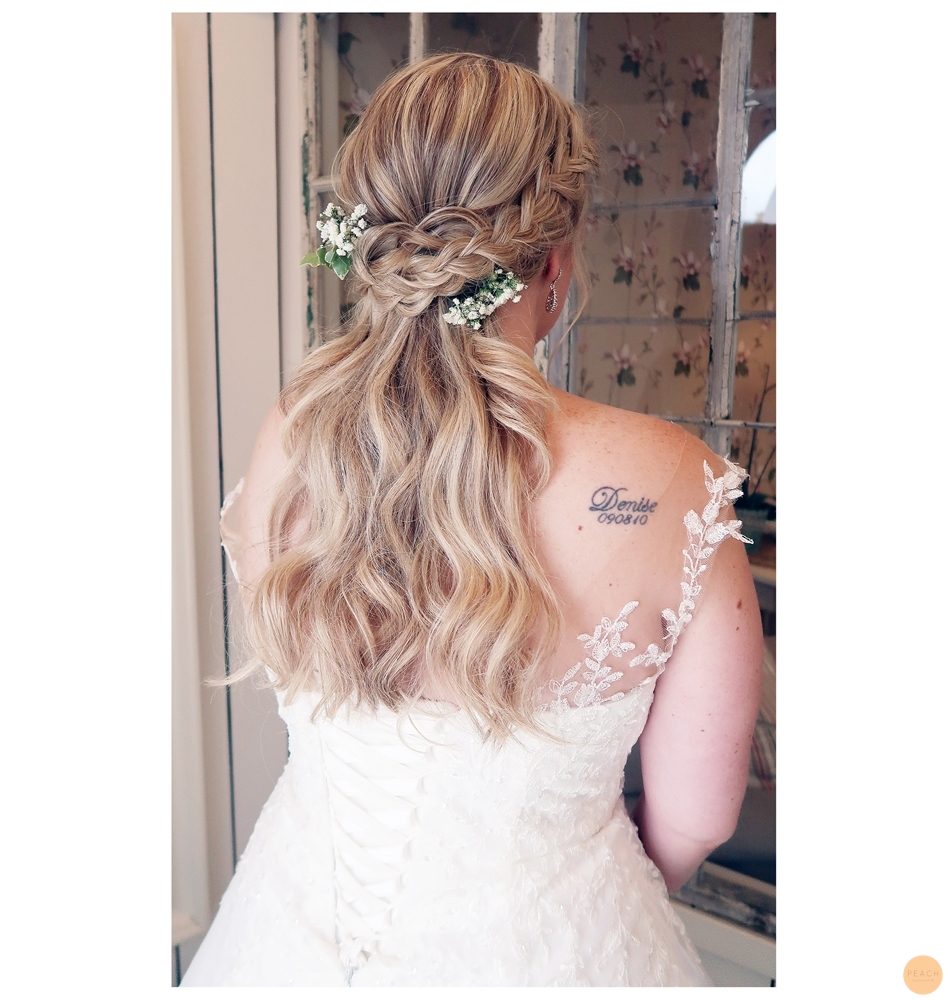 Bröllop i Stockholm med bruduppsättning med fläta och blommor