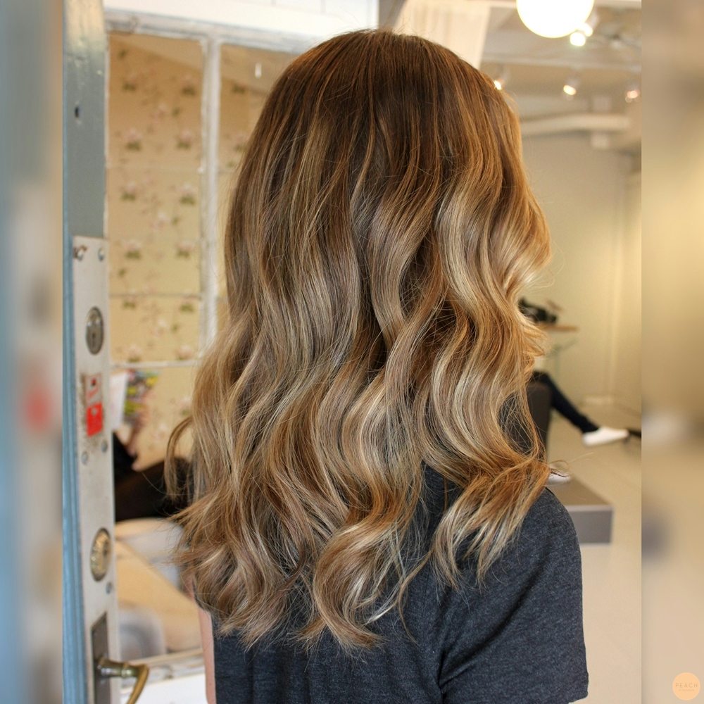 Höstig brond hårfärg med olika slingor