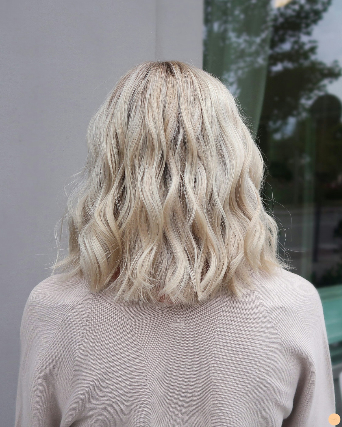 Kall ljus blond hårfärg med slingor i silver, platinum och cendré beigeblond i en fin page frisyr