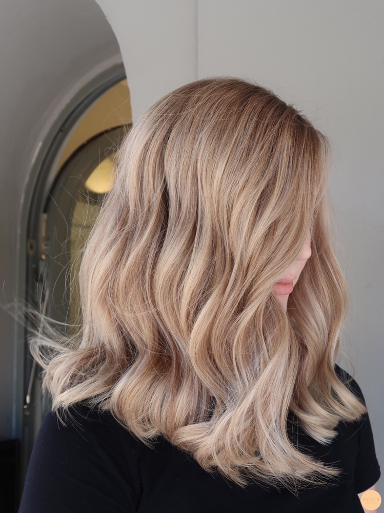 Ljusa slingor med lowlights och root shadow