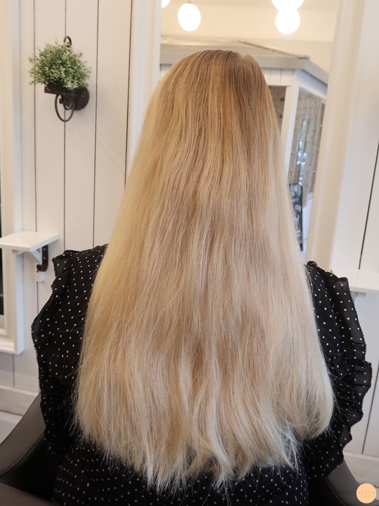 Blont slingat hår kall