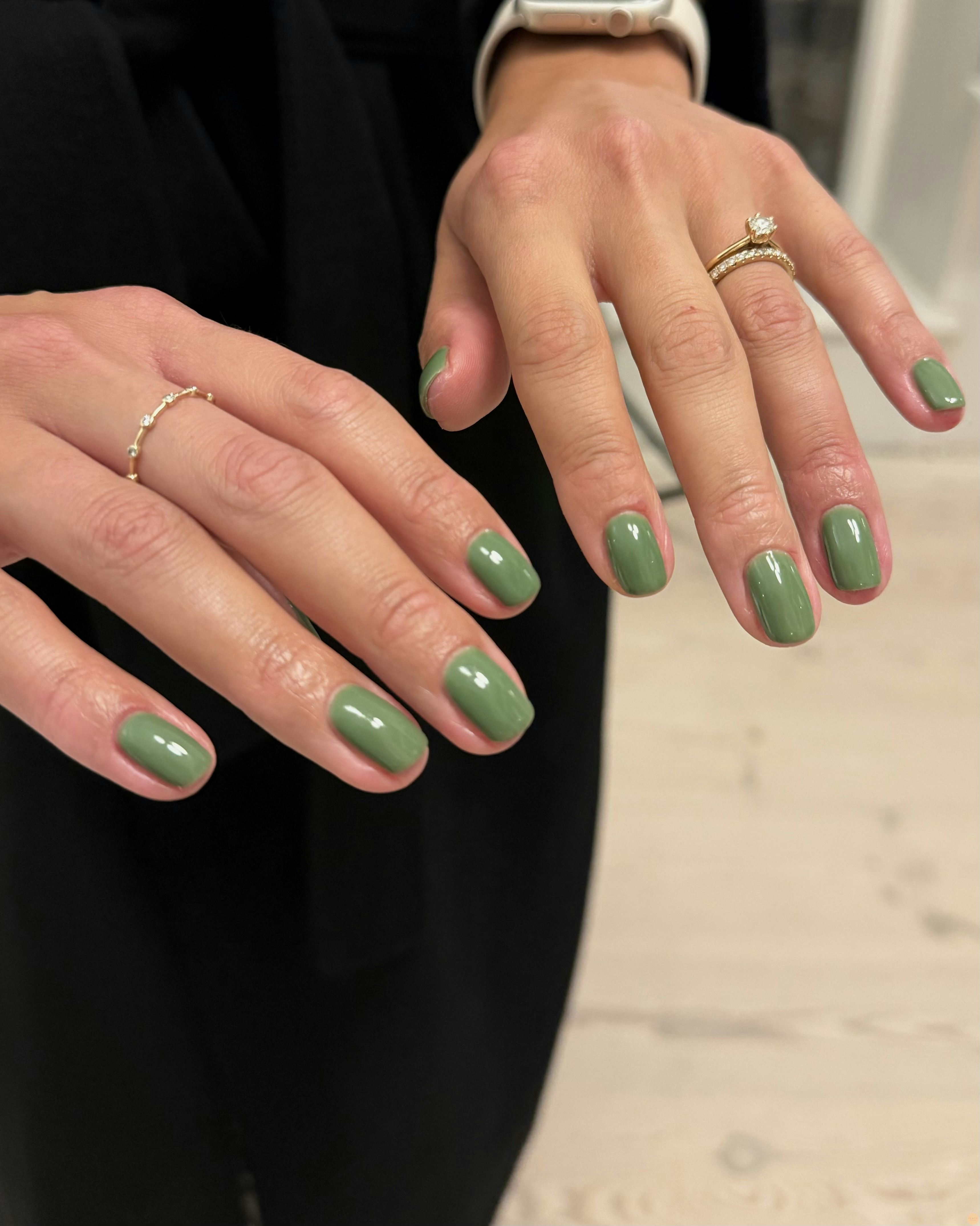 Olivgröna gellack naglar stockholm