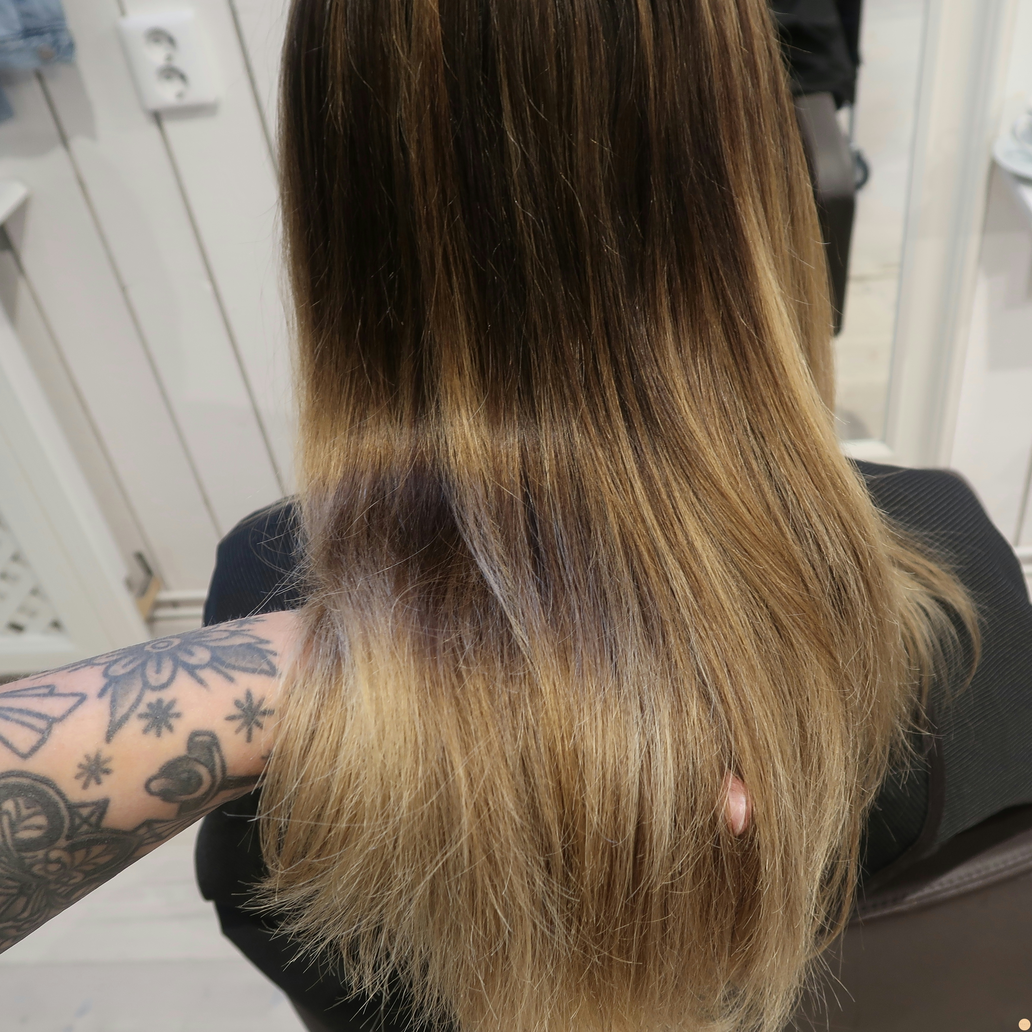 Ljusbrun hårfärg med ljusa slingor