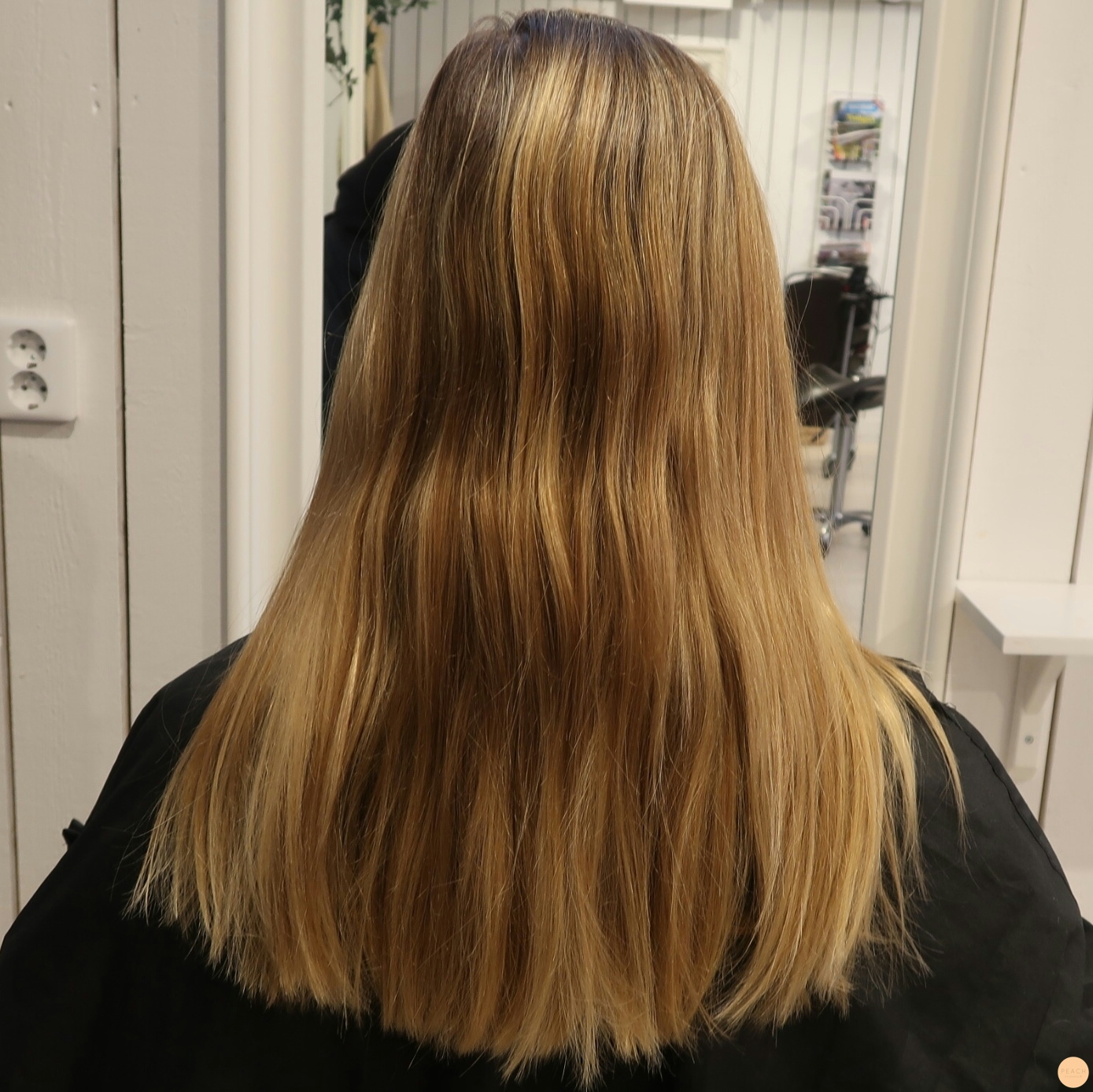 Slingat hår blont