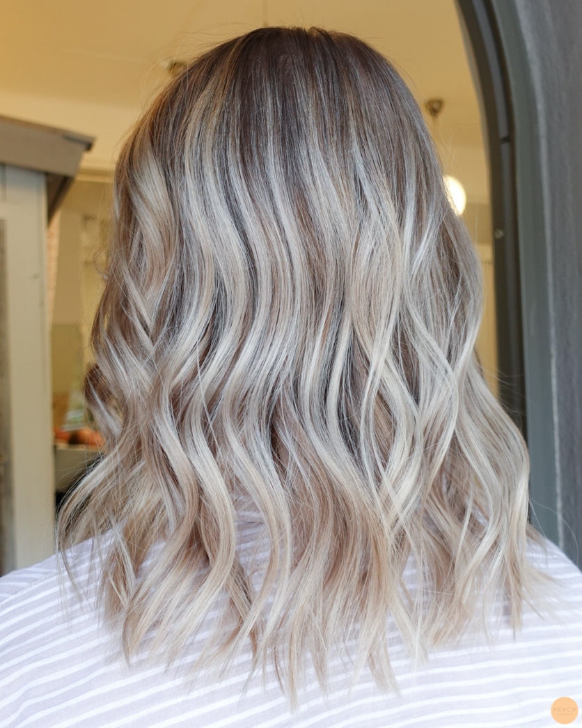 Kall blond hårfärg med ljusa slingor