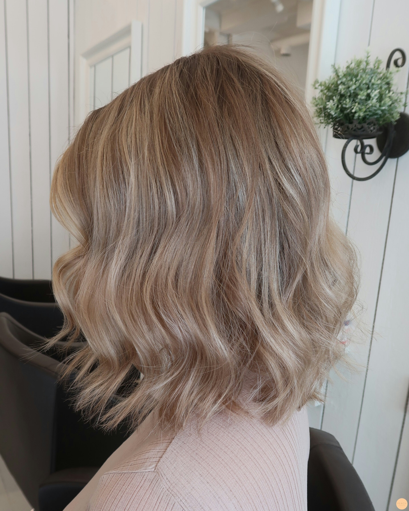 Balayage slingor med en beige nyans på håret.