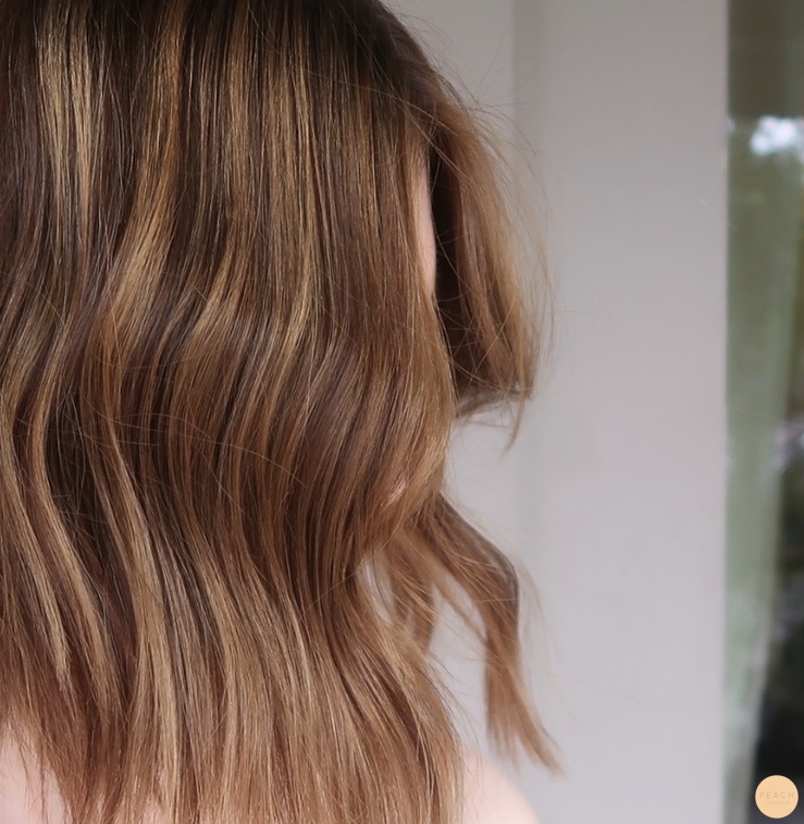 Varm ljusbrun hårfärg med ljusa slingor