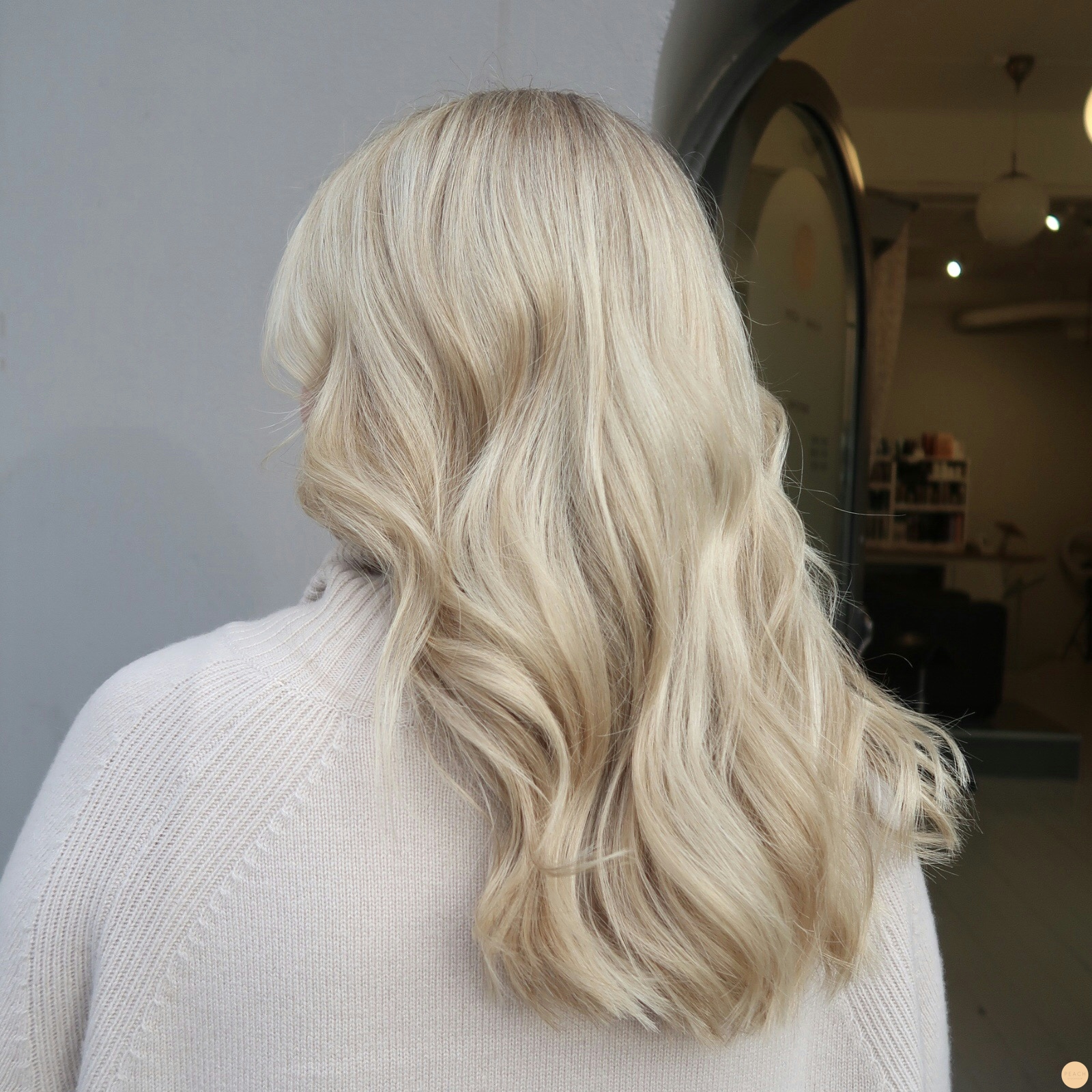 Blonda slingor med en sval nyansering