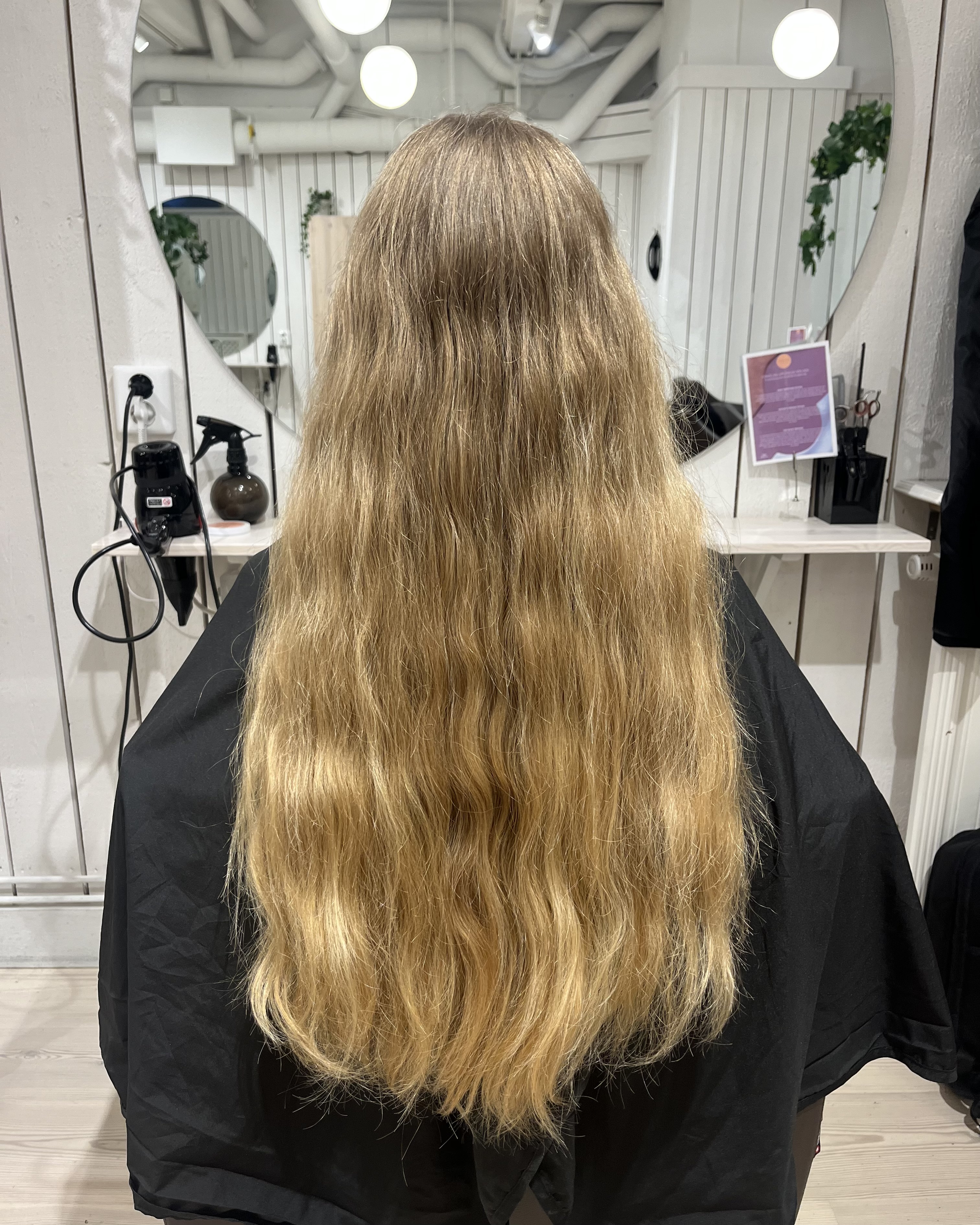 Ljusbrunt hår med slingor