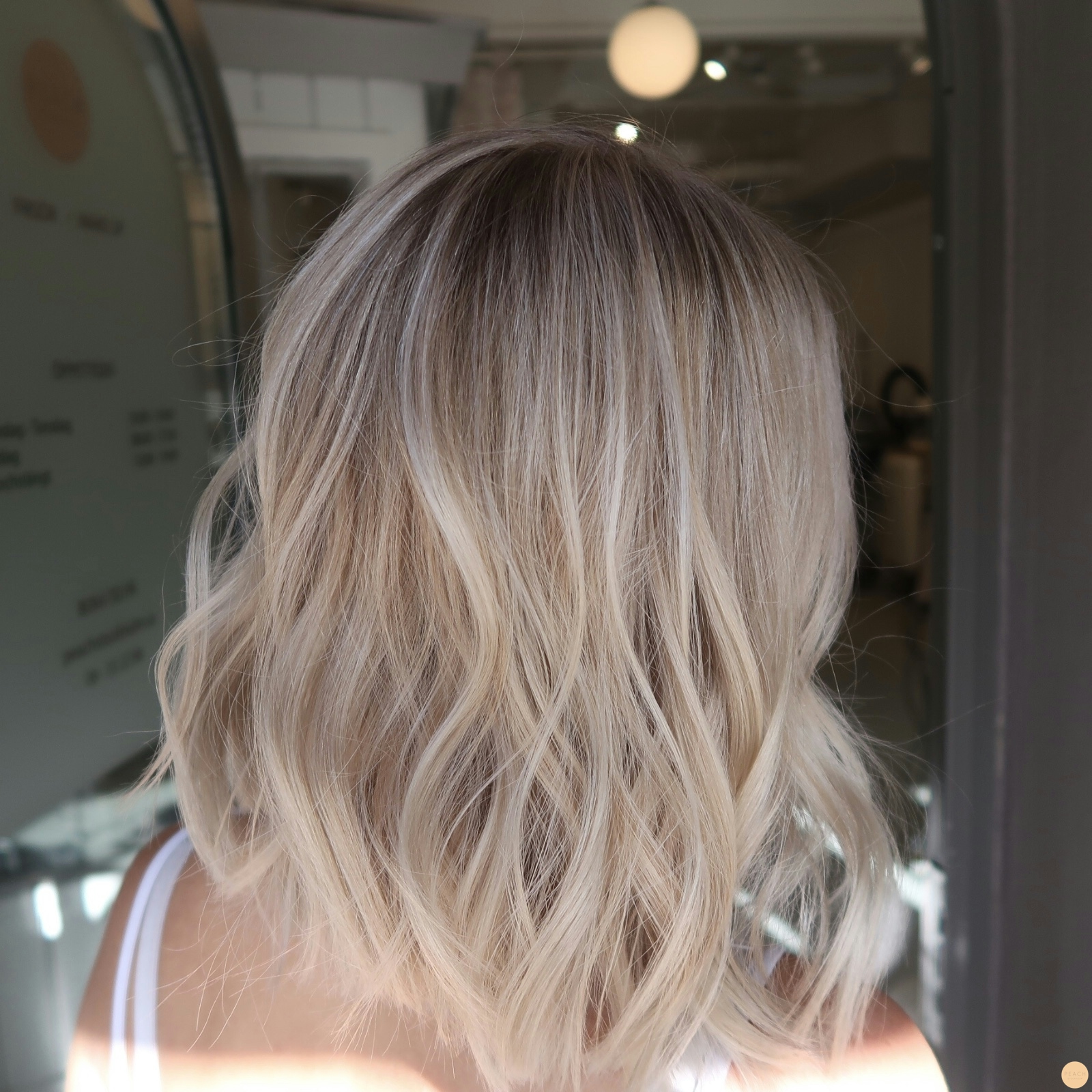 Många ljusa slingor med en kall ton