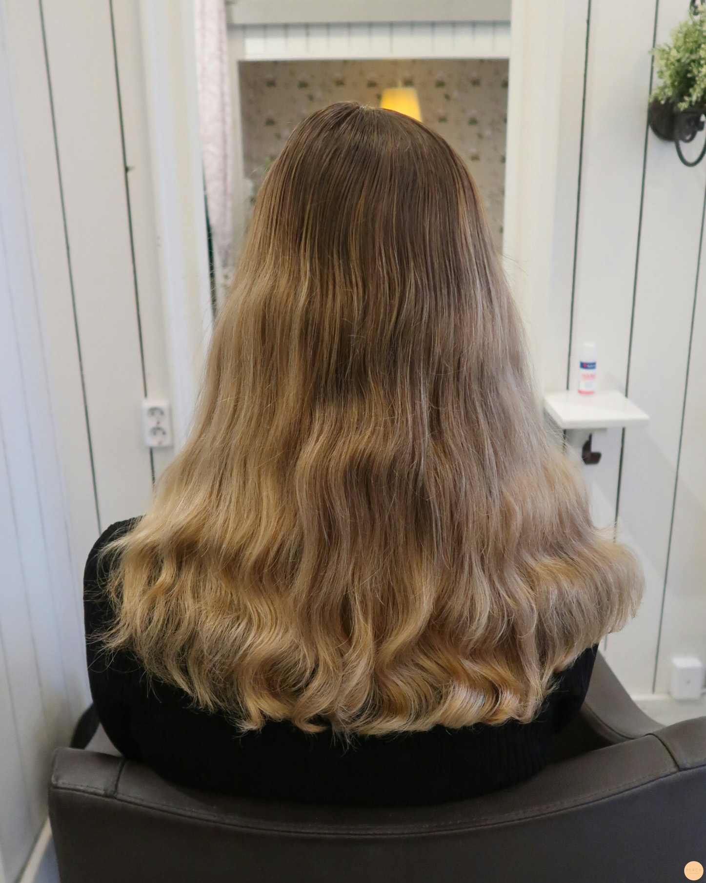 Beige blond hårfärg med ljusa slingor