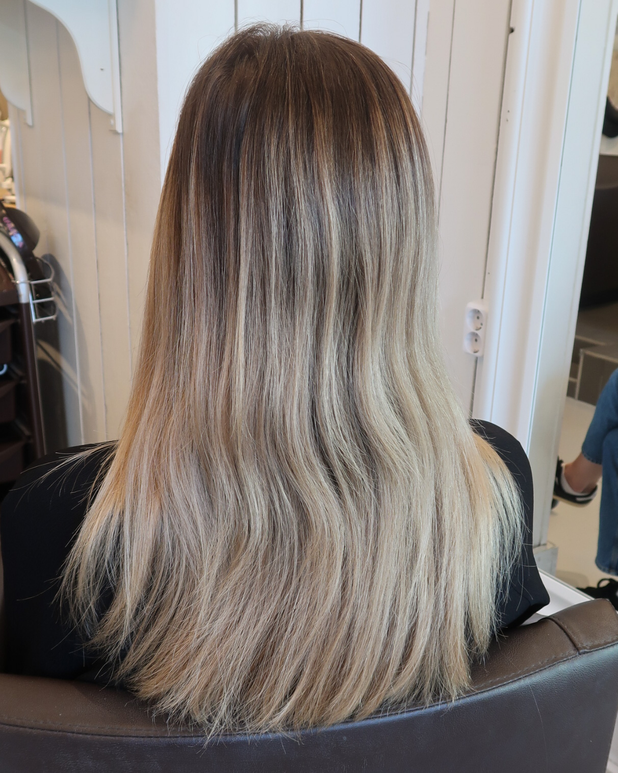 Beige blond hårfärg med ljusa slingor