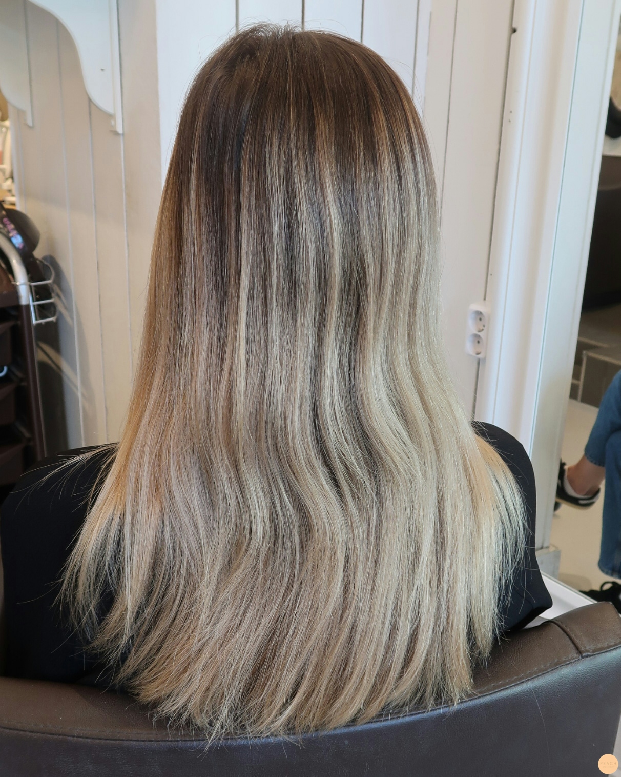 Beige blond hårfärg med ljusa slingor