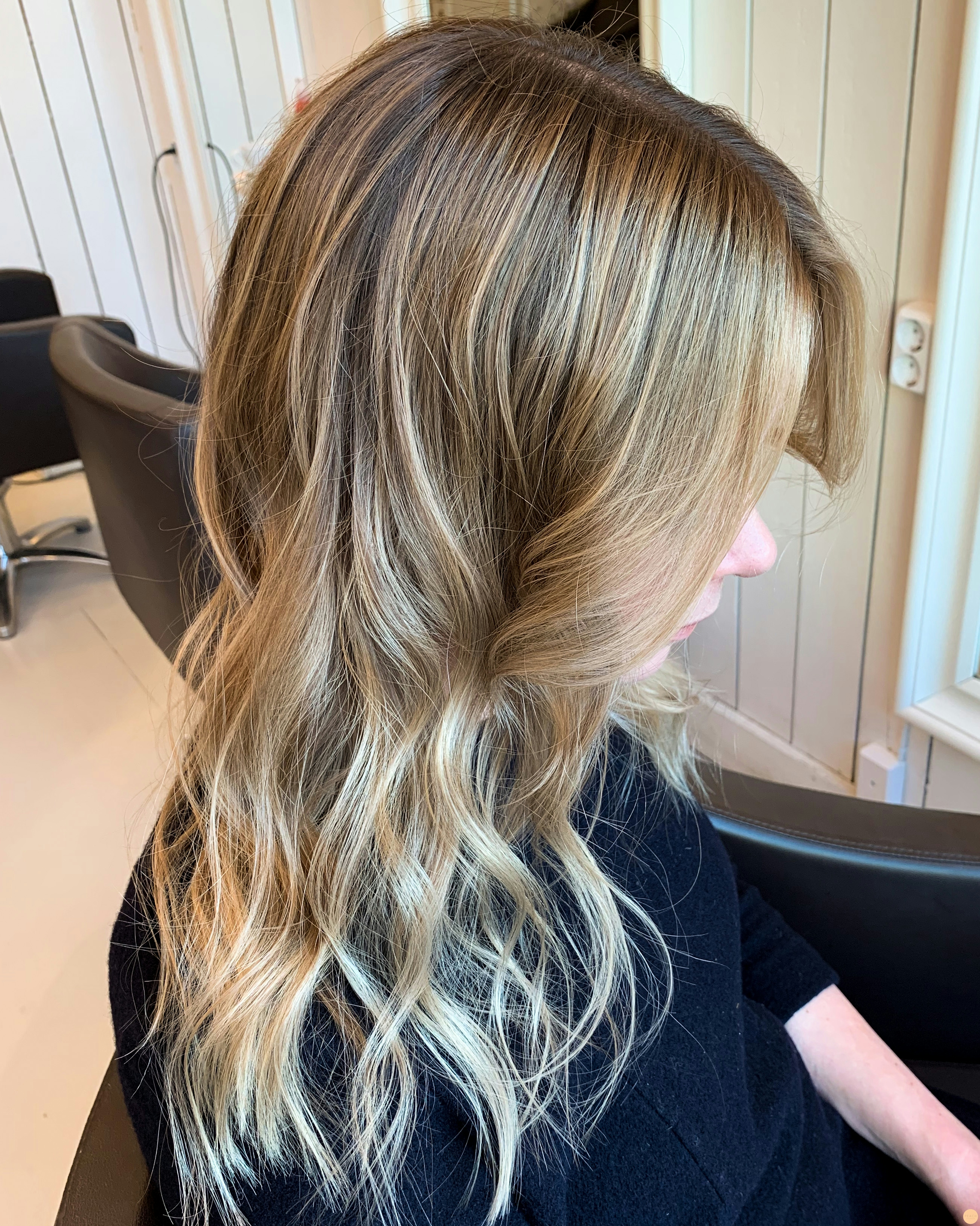 Ljusa slingor med balayage teknik