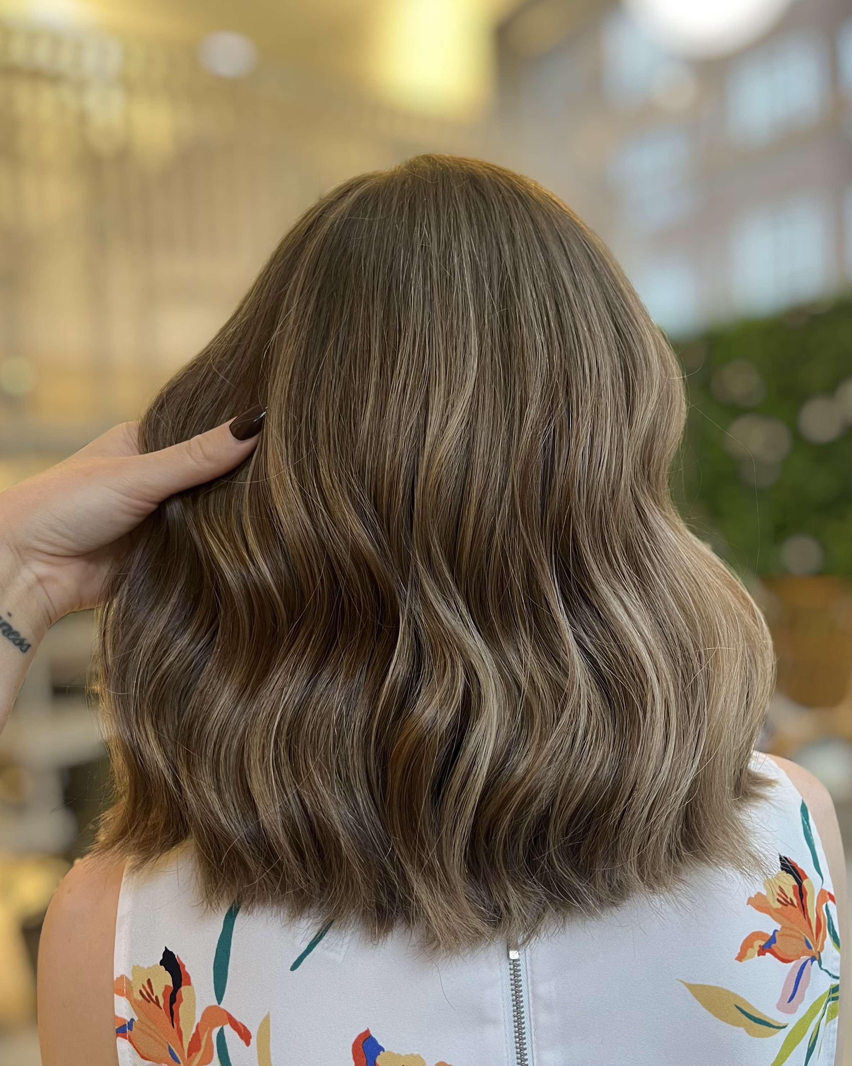 Ljusbrunt hår med slingor