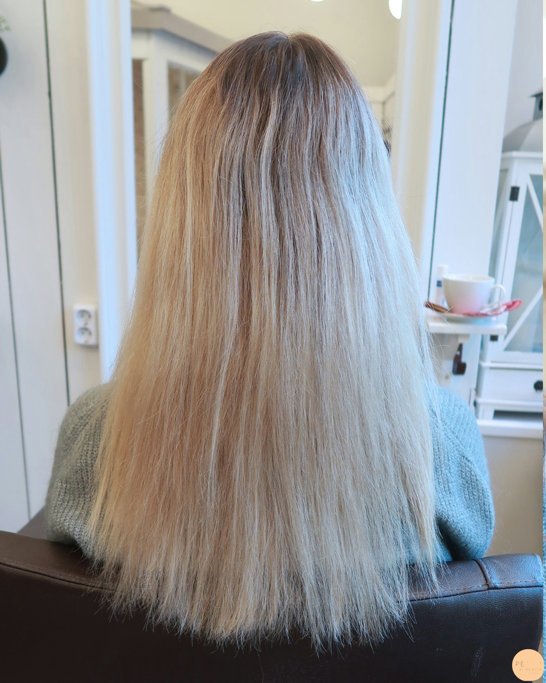 Kall ljus blond hårfärg med slingor, rootshadow och toner i beige och cendré
