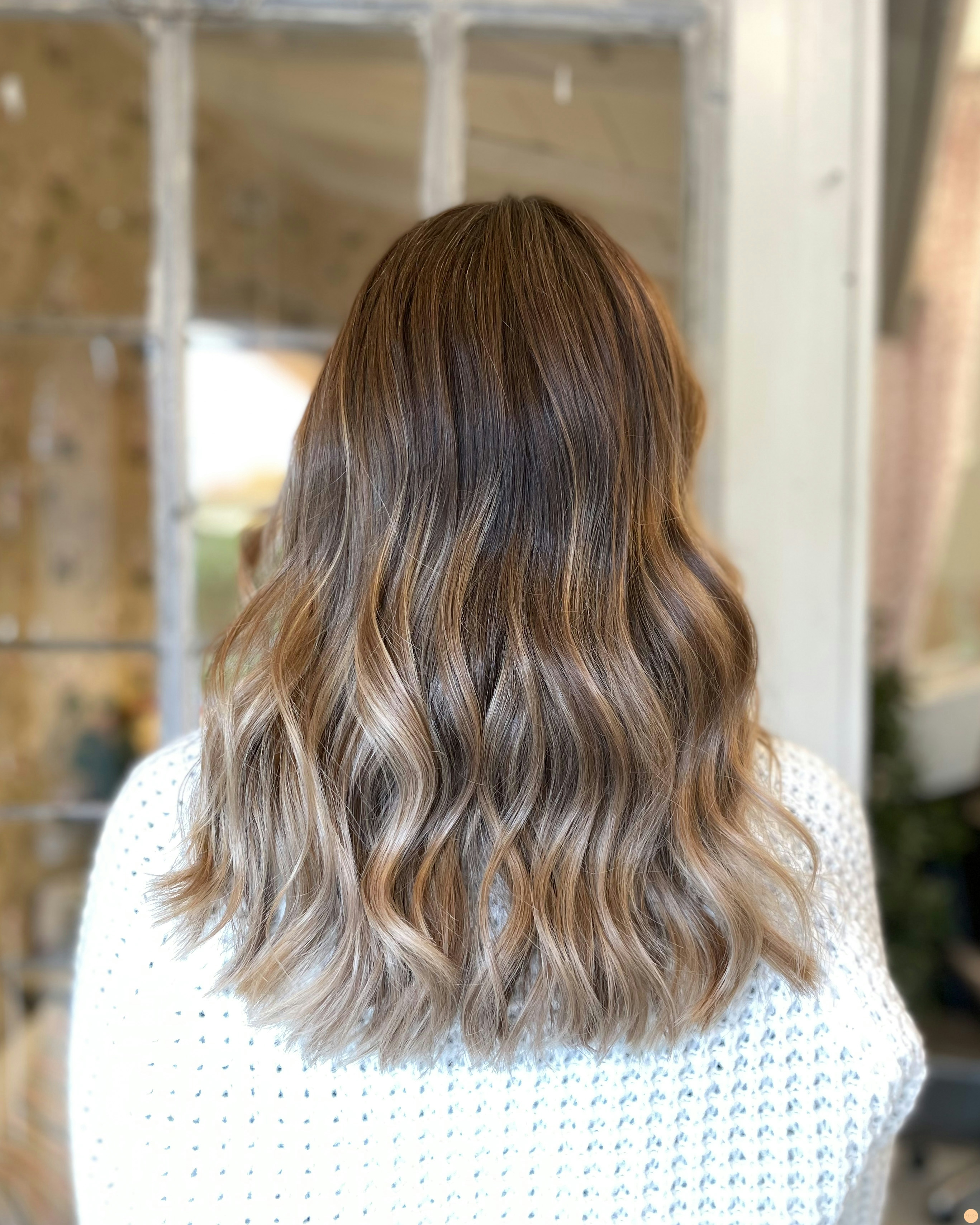 Beige blond hårfärg med rootshadow