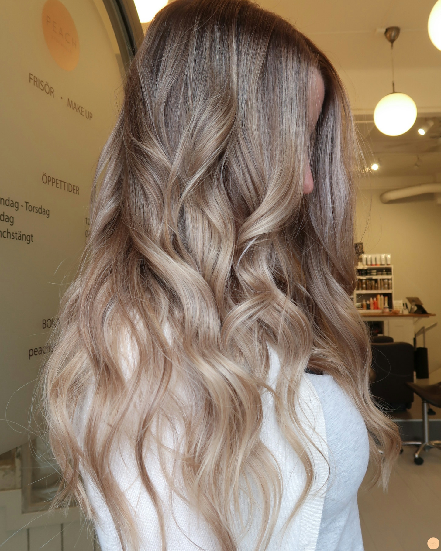 Beige blond hårfärg med balayage slingor