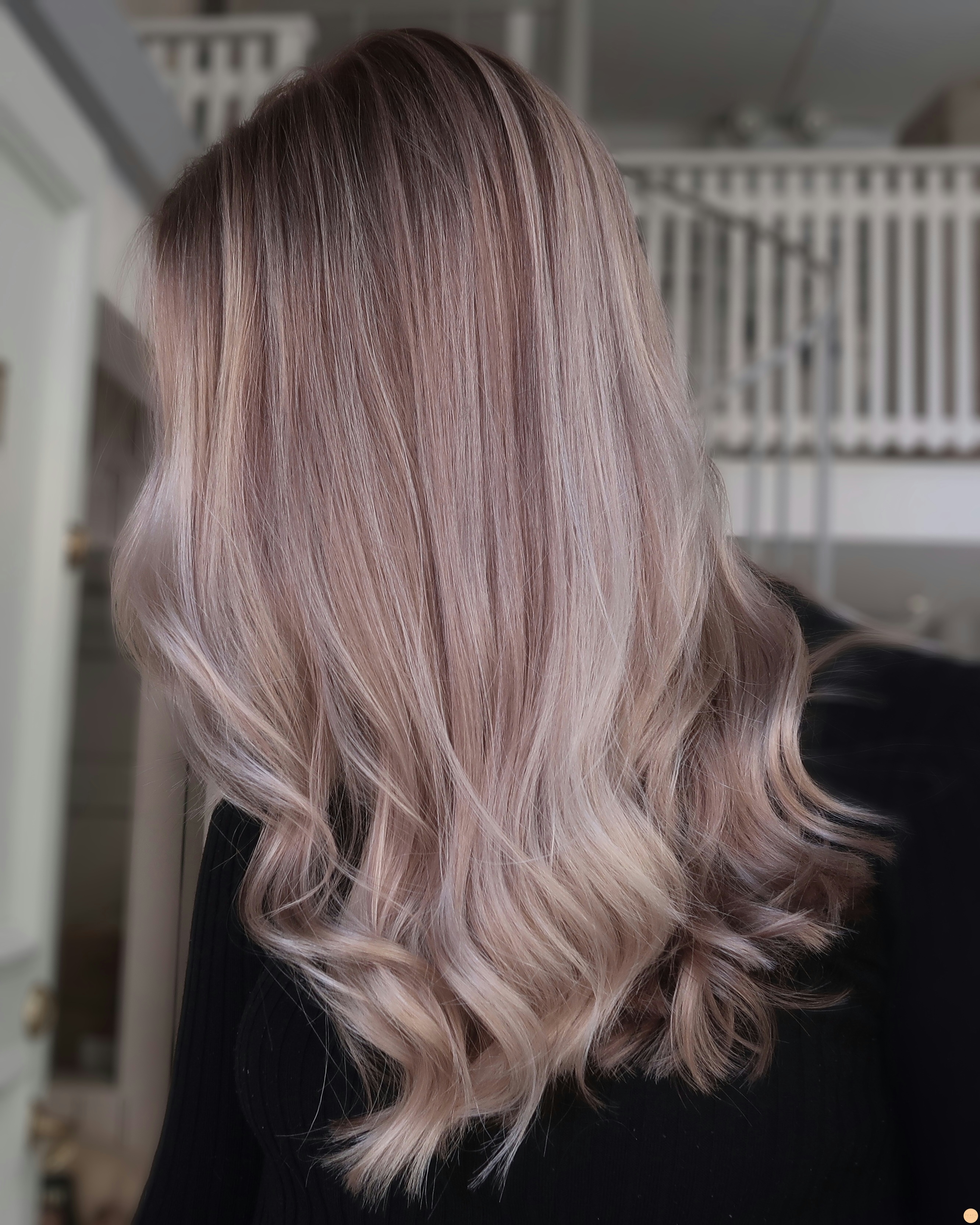 Blond balayage med ljusa och mörka slingor