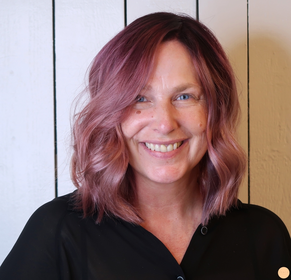 Snygg hårfärg med lila, rosa och rosé slingor till en "wavy lob"
