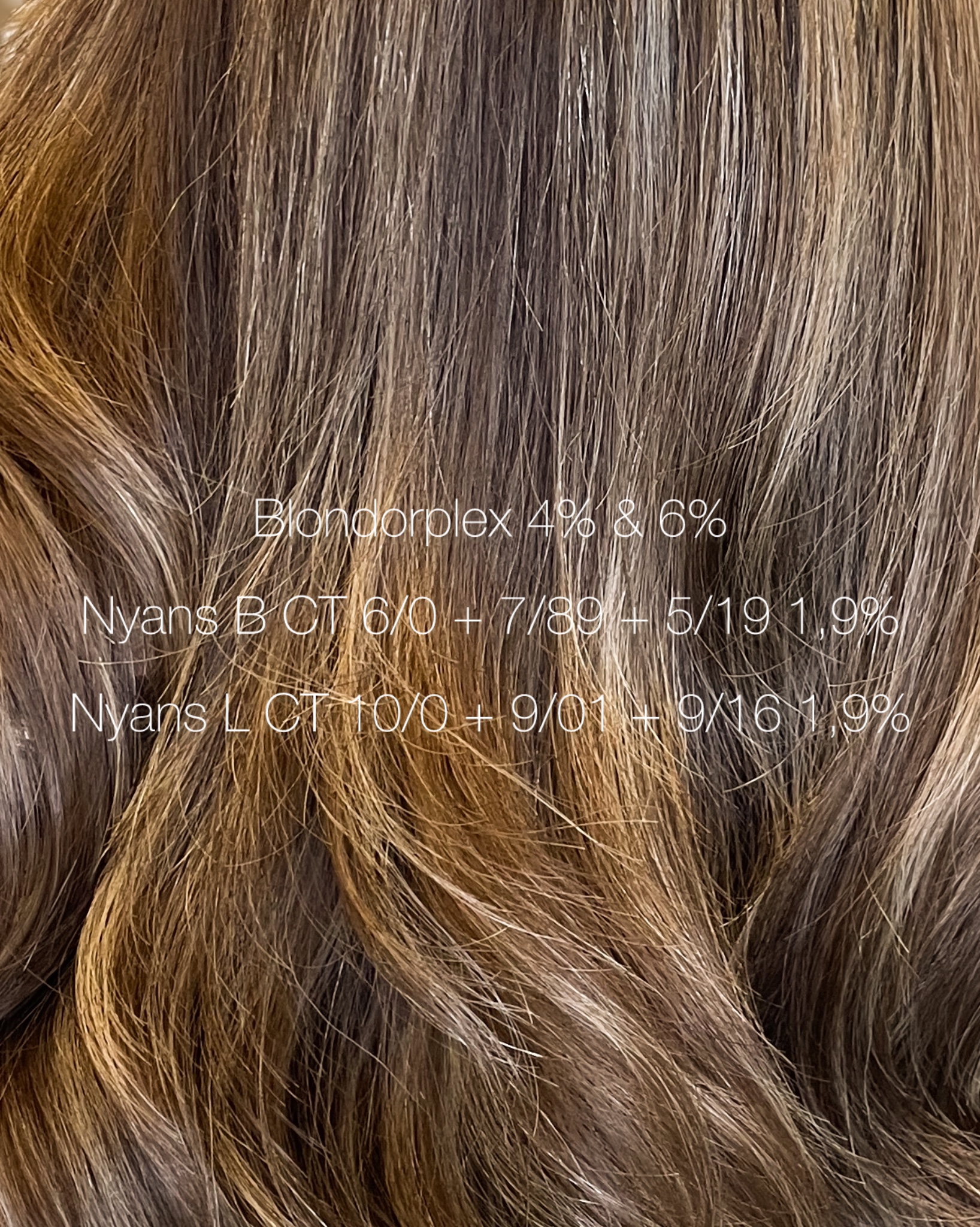 Slingor i ett ofärgat hår