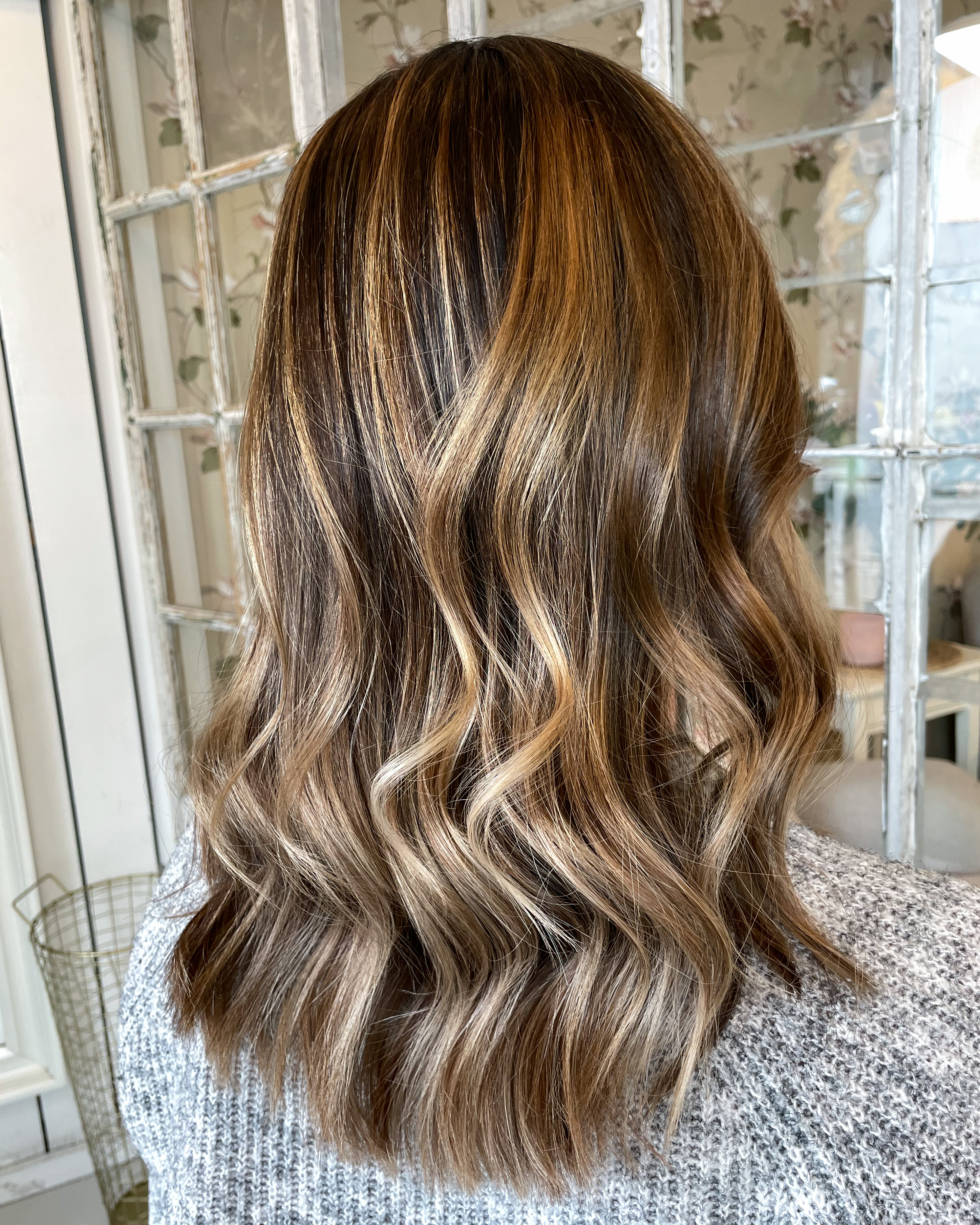 Varm brun hårfärg med ljusa slingor 🍫