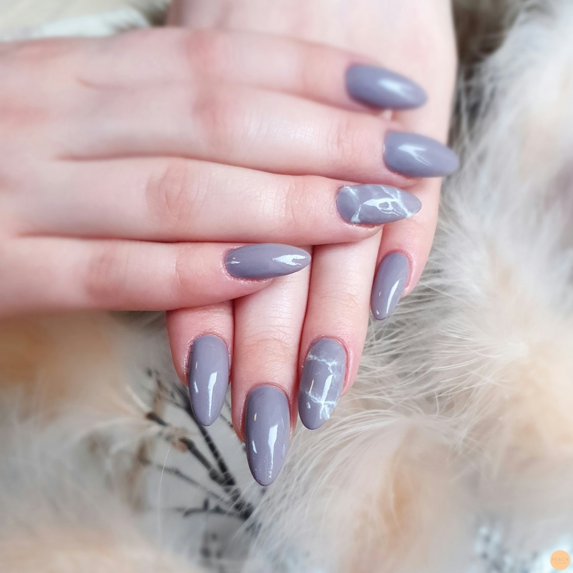 Grå marmor naglar