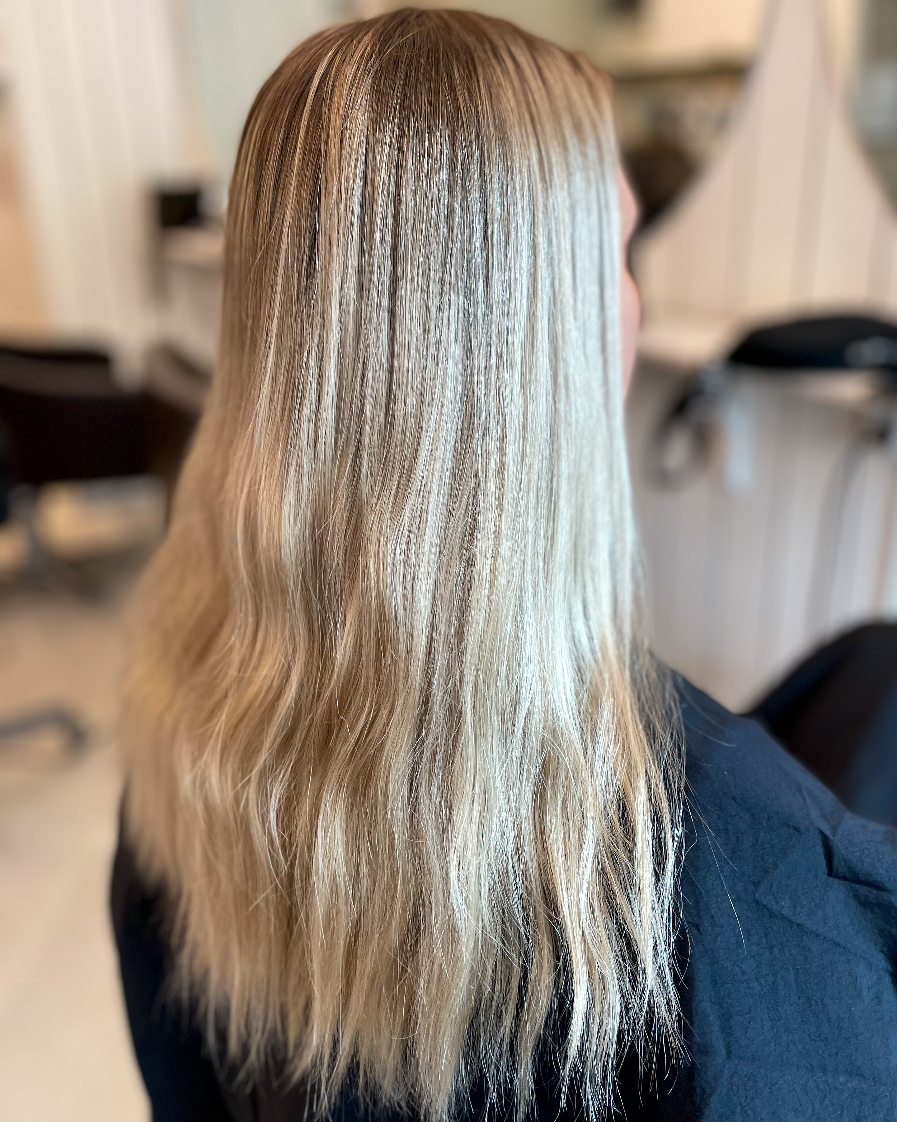 Ljusa slingor med en krispigt kall blond nyans