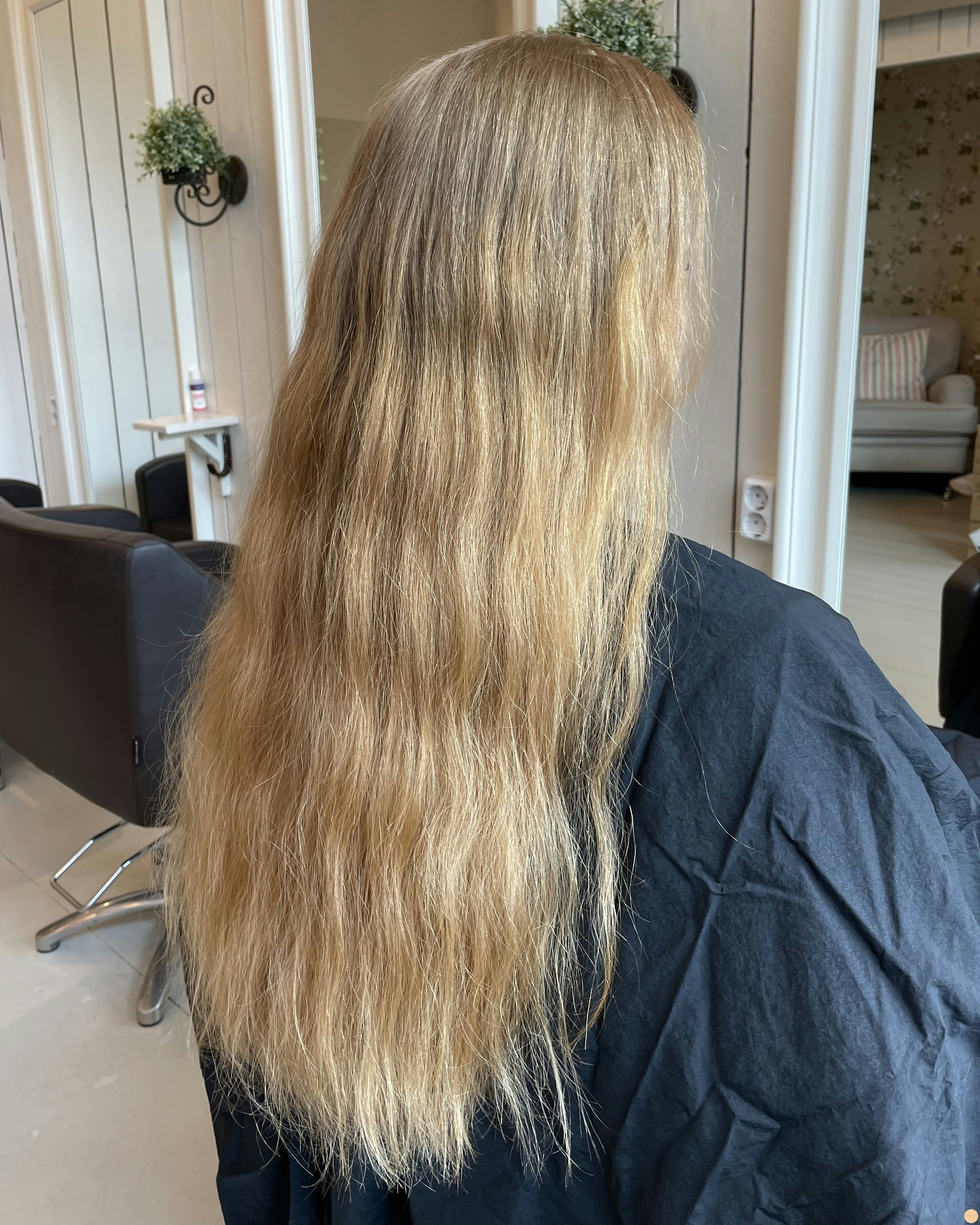 En guld/koppar nyans med ljus och mörka slingor