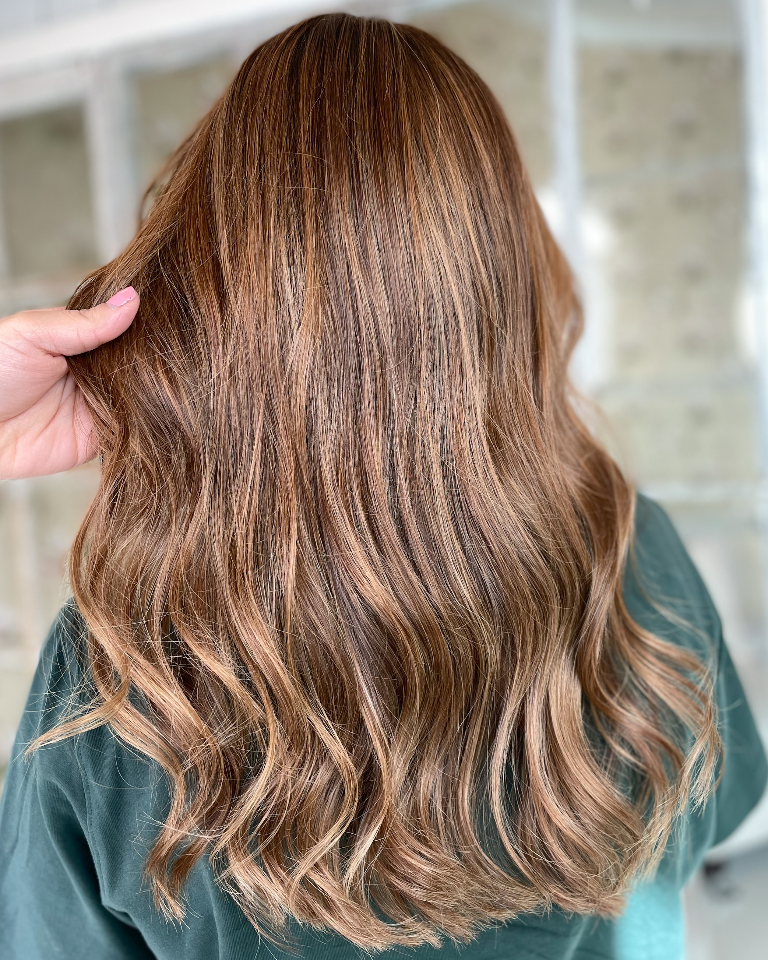 Varm beige hårfärg med highlights