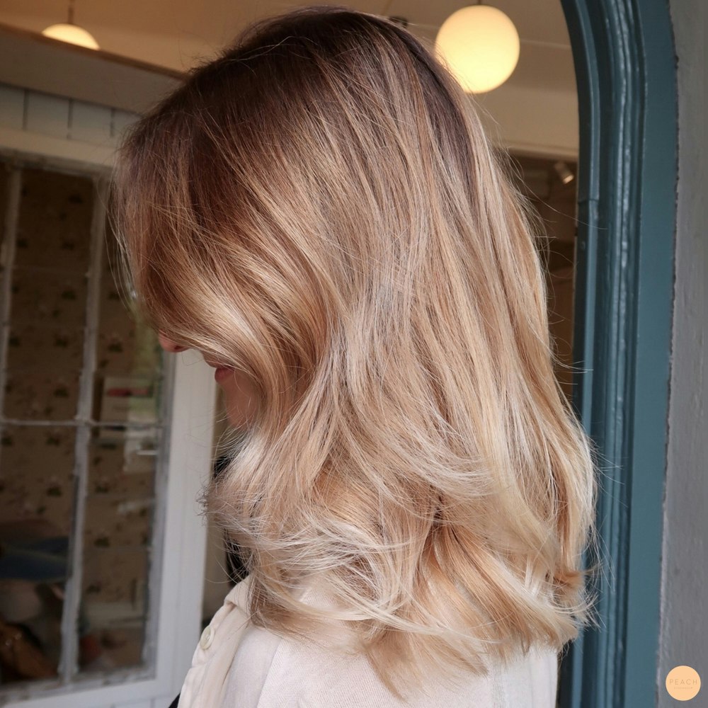 Beige Blonde Balayage Hårfärg Peach Stockholm 