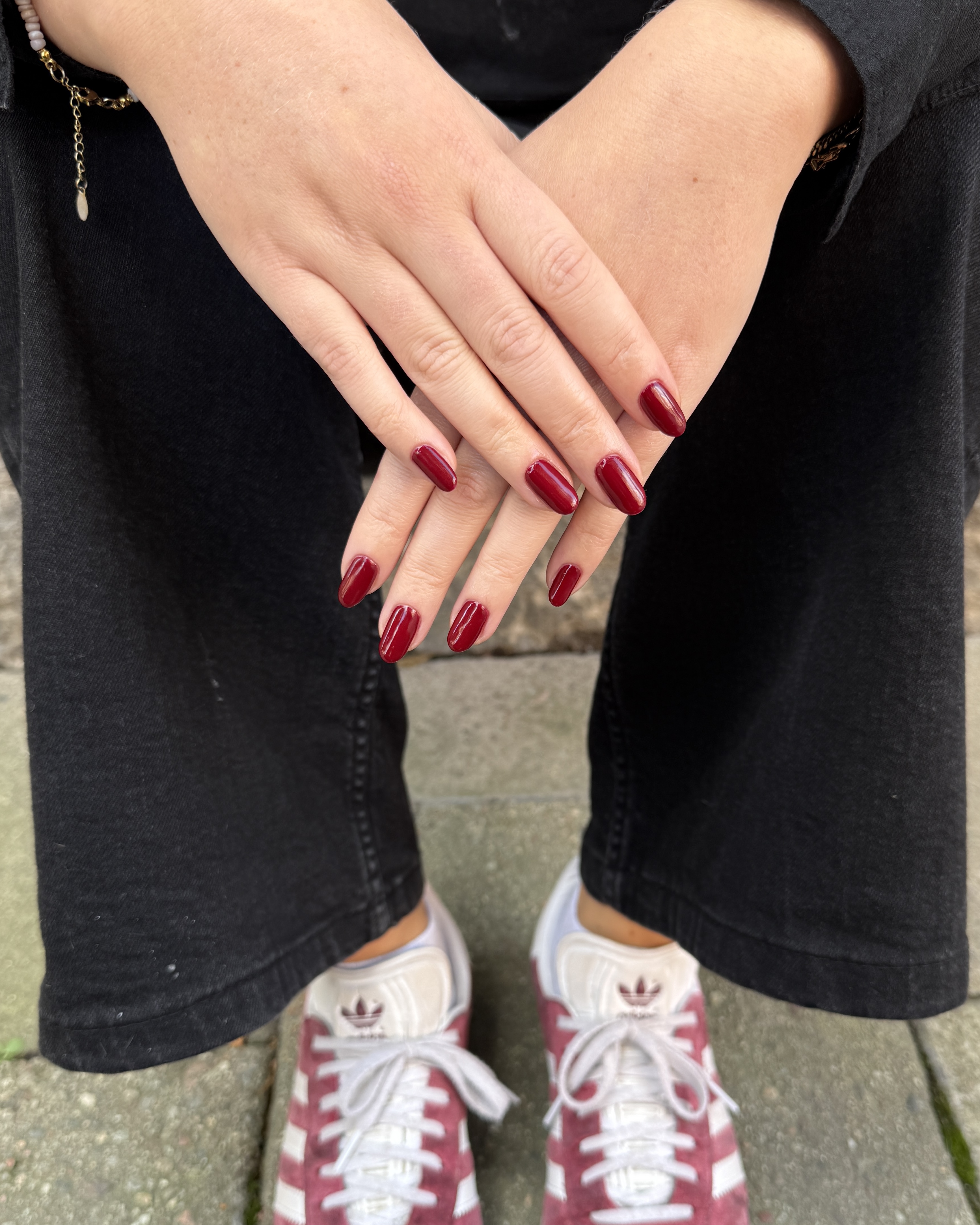 Vinröda mandelformade naglar