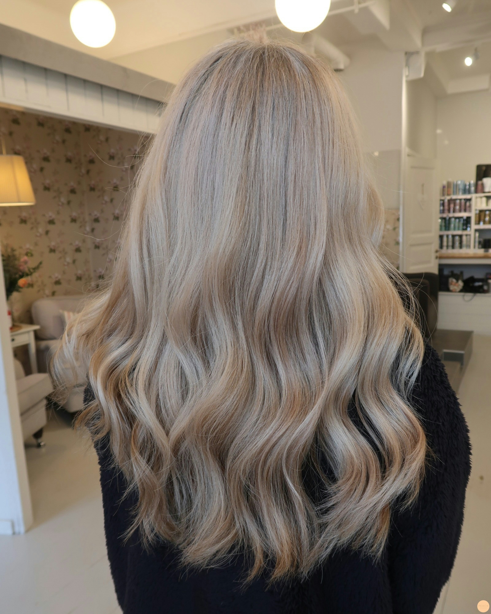 Beige blond hårfärg med ljusa och mörka slingor