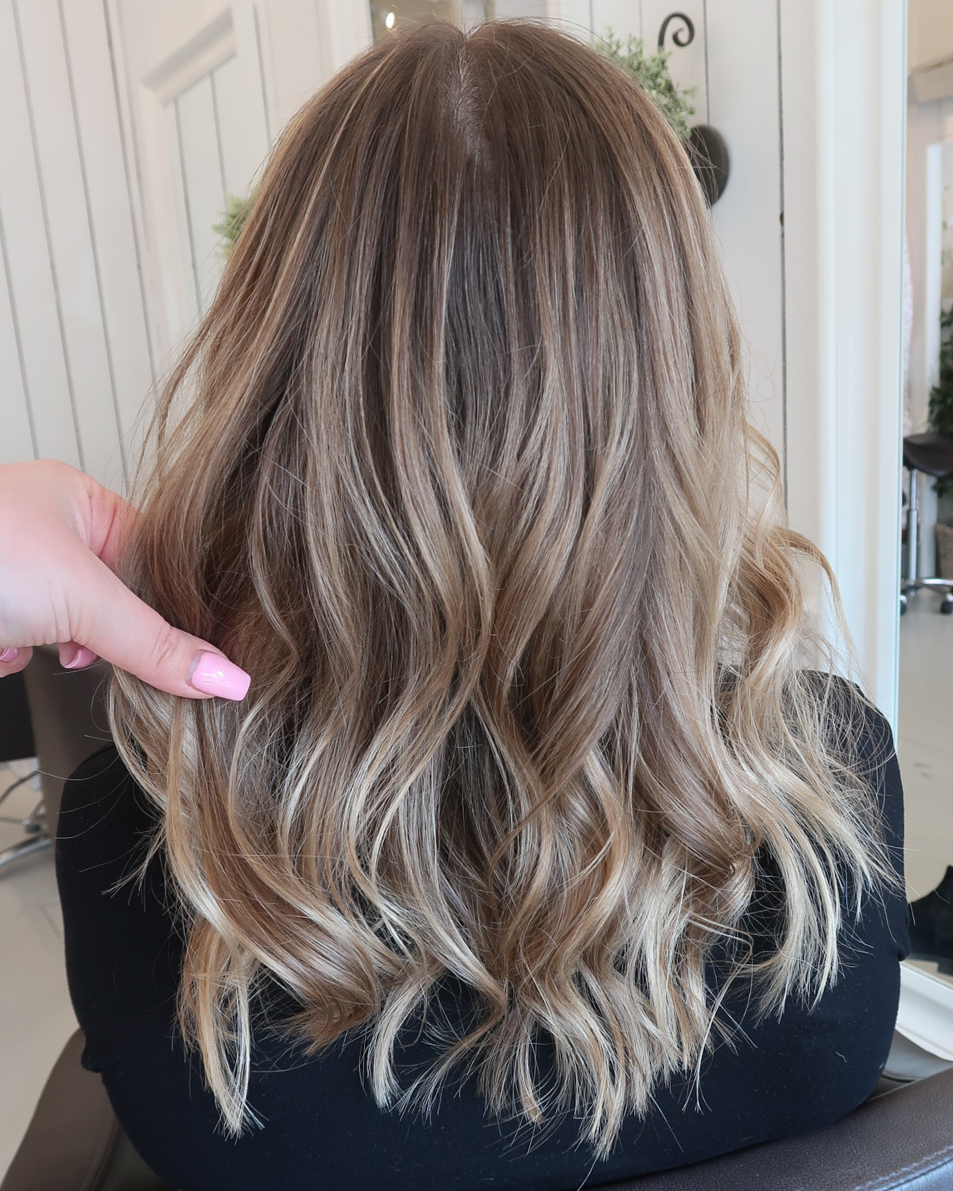 En naturlig botten med ljusa Balayageslingor