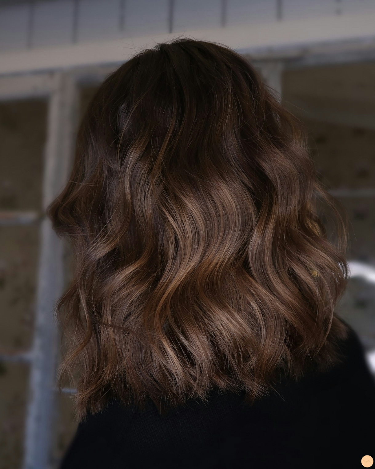 Balayage ljusa slingor i brunt naturligt hår för en fin varm hårfärg