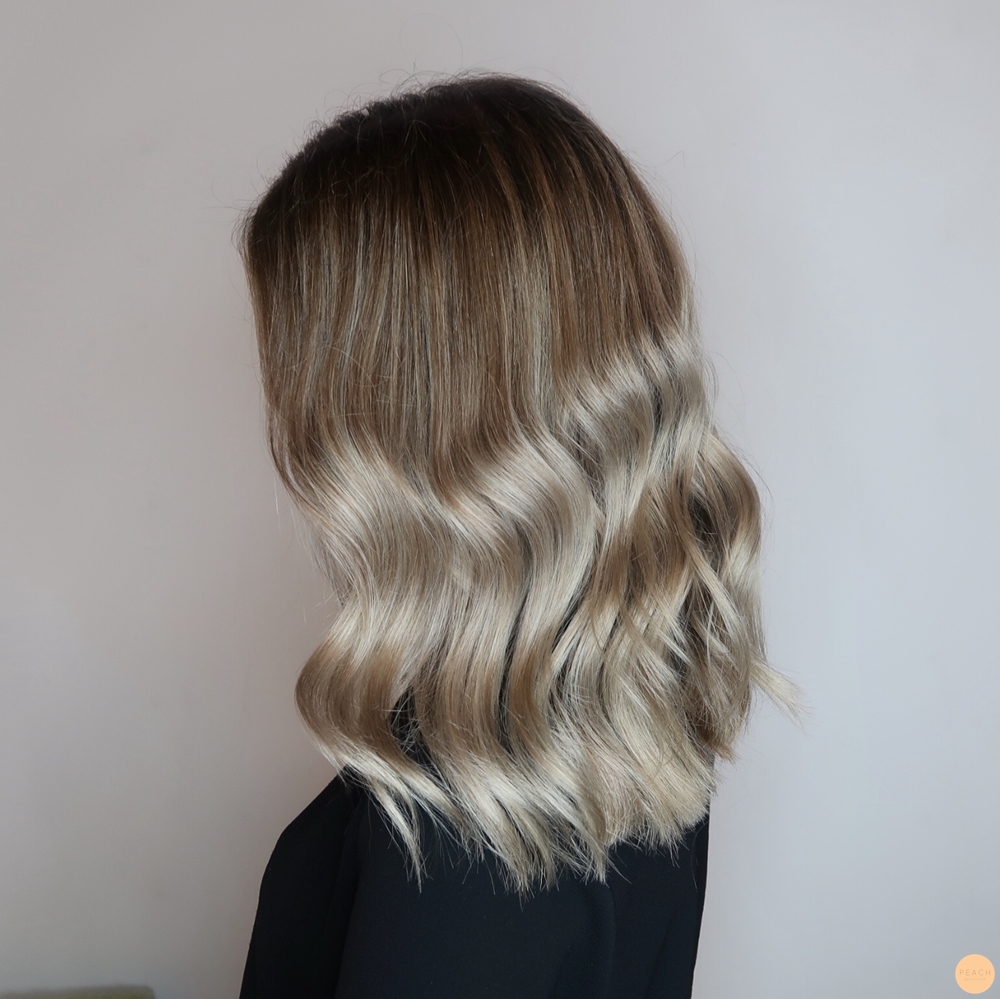 Kall blond med mörka slingor