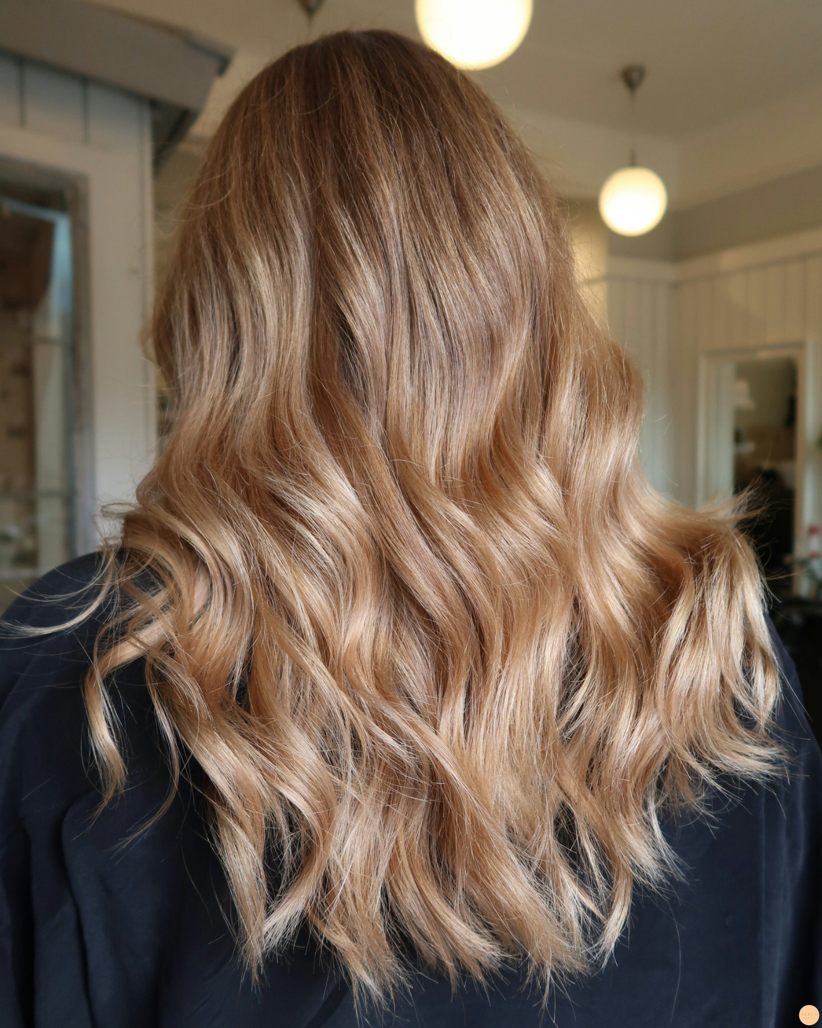 Krämig varmt hår i balayage teknik