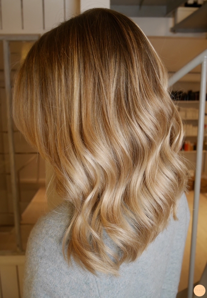 Varm beige hårfärg med mörka slingor