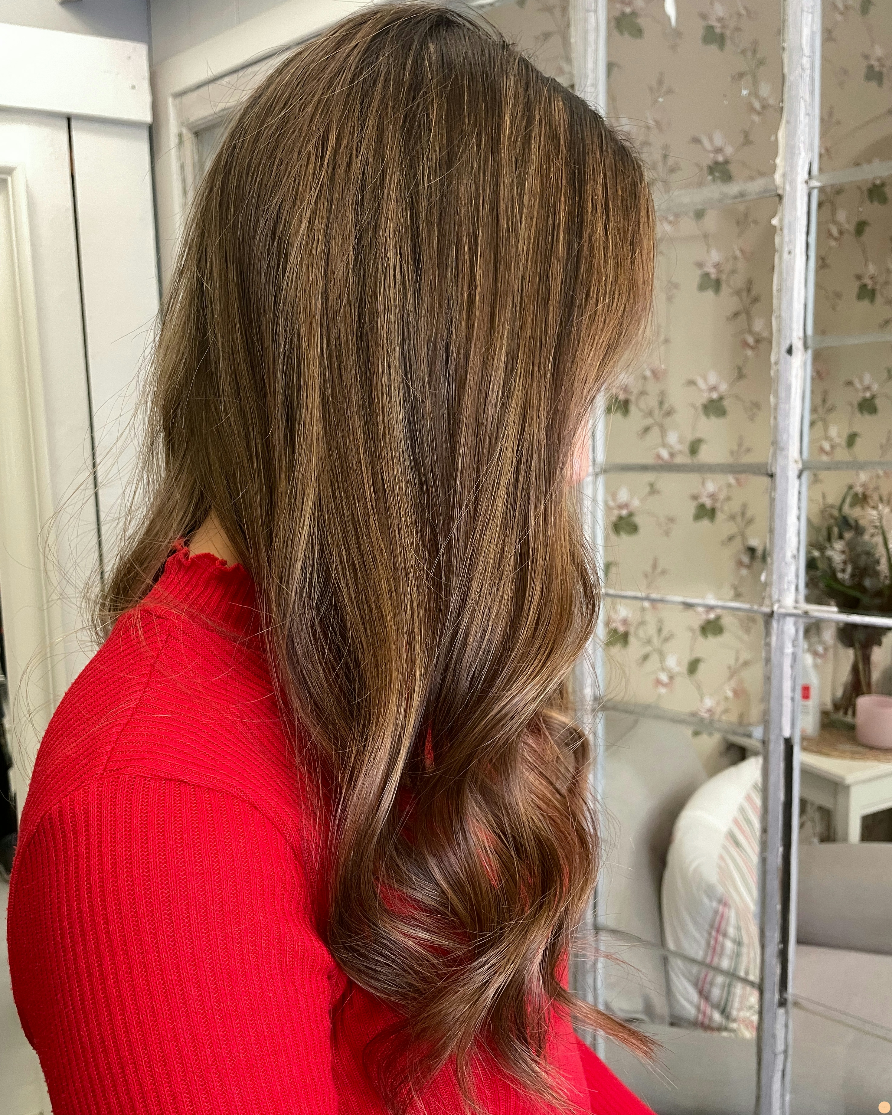 Mörkt ofärgat hår med ljusa balayage slingor i