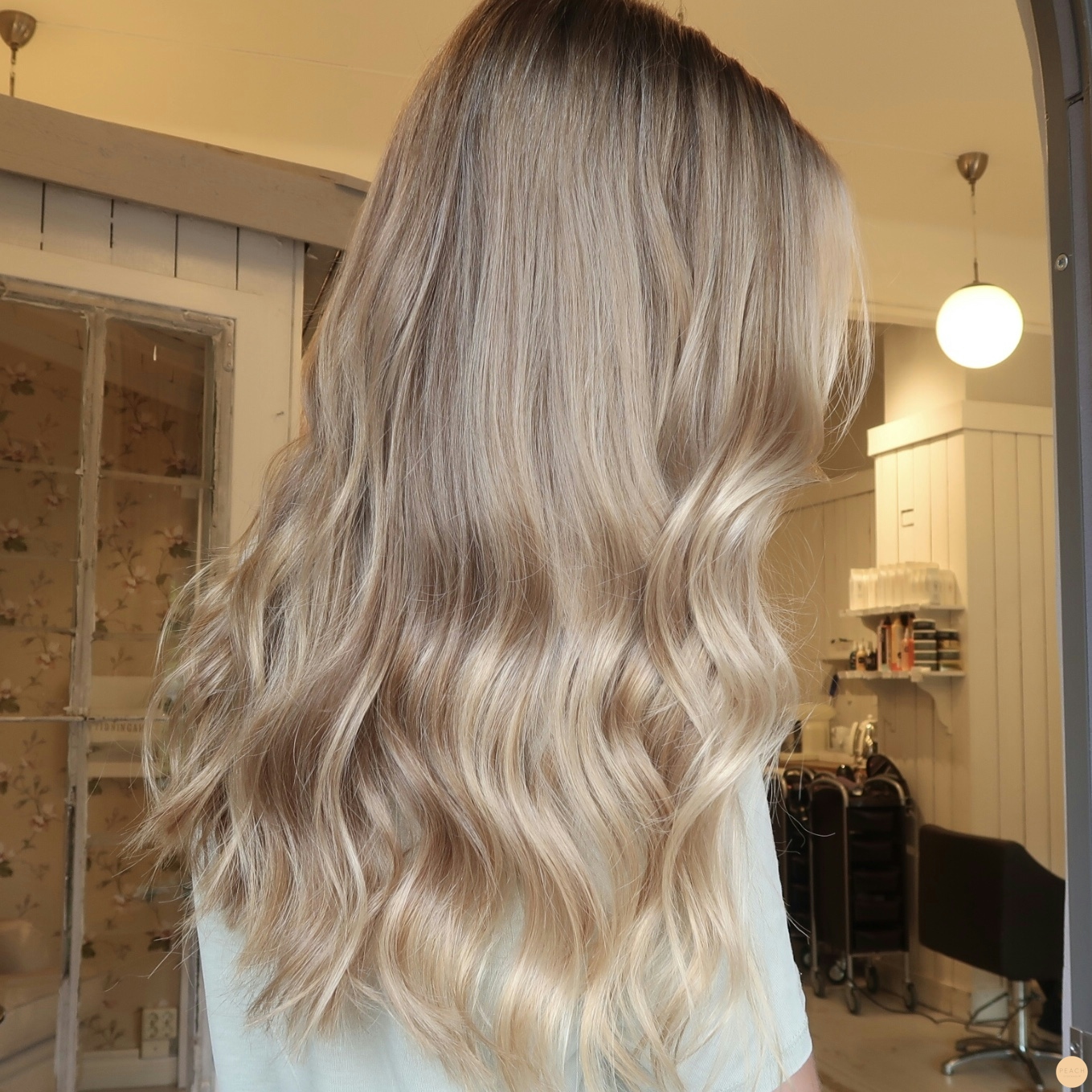 Beige guldig hårfärg med ljusa slingor