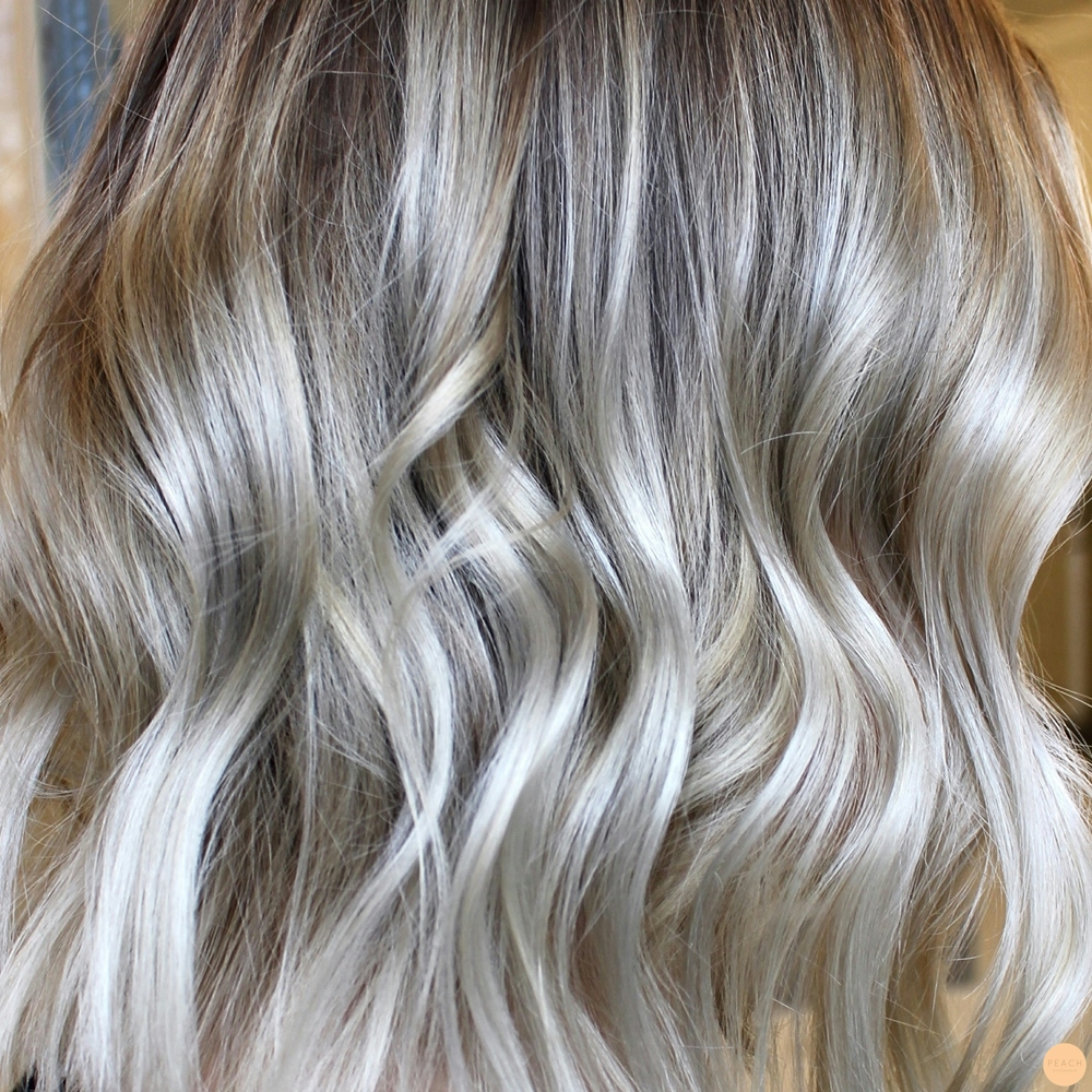 Askig blond hårfärg med Ombre och Blunt Lob